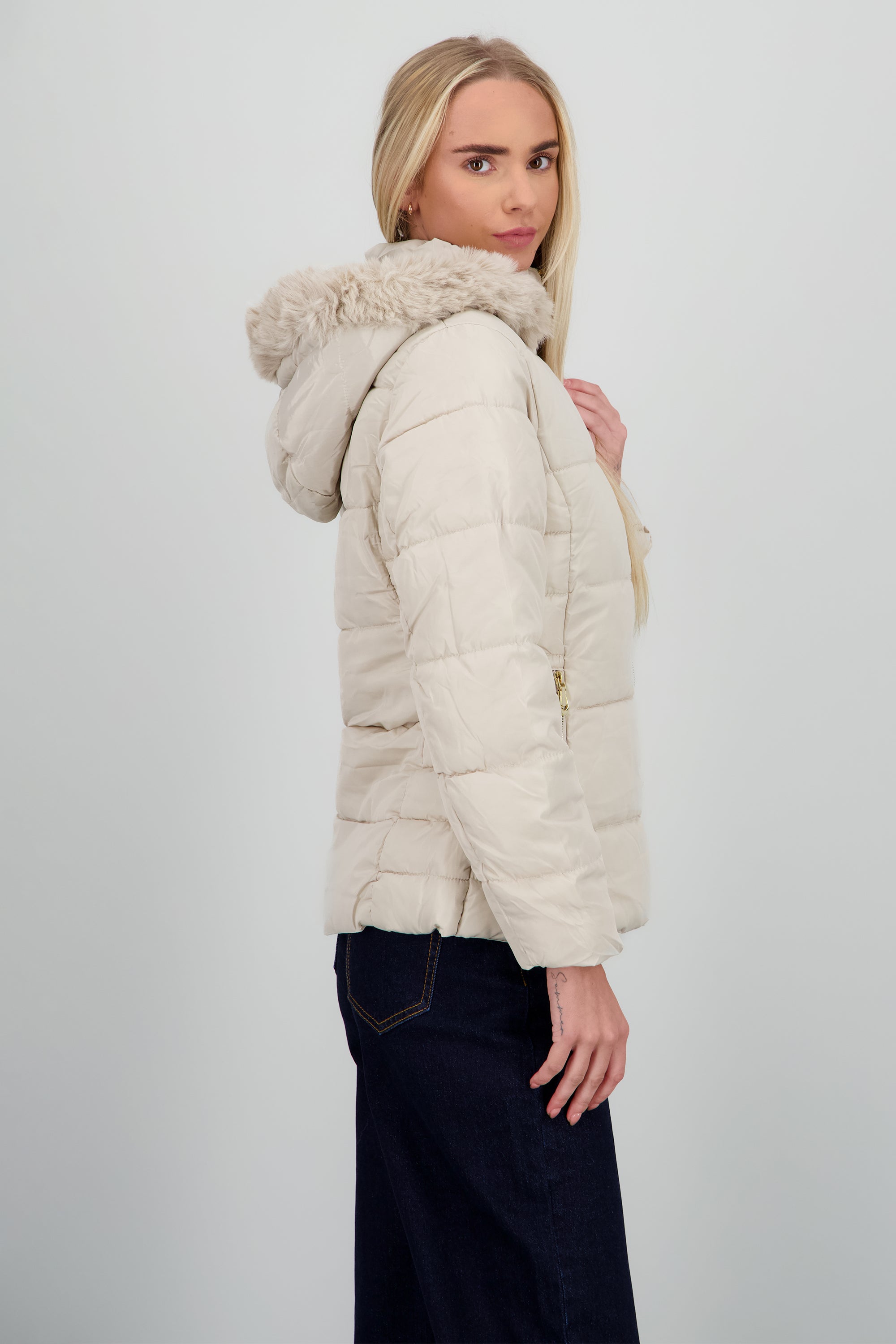 Chamarra puffer con gorro det peluche BEIGE