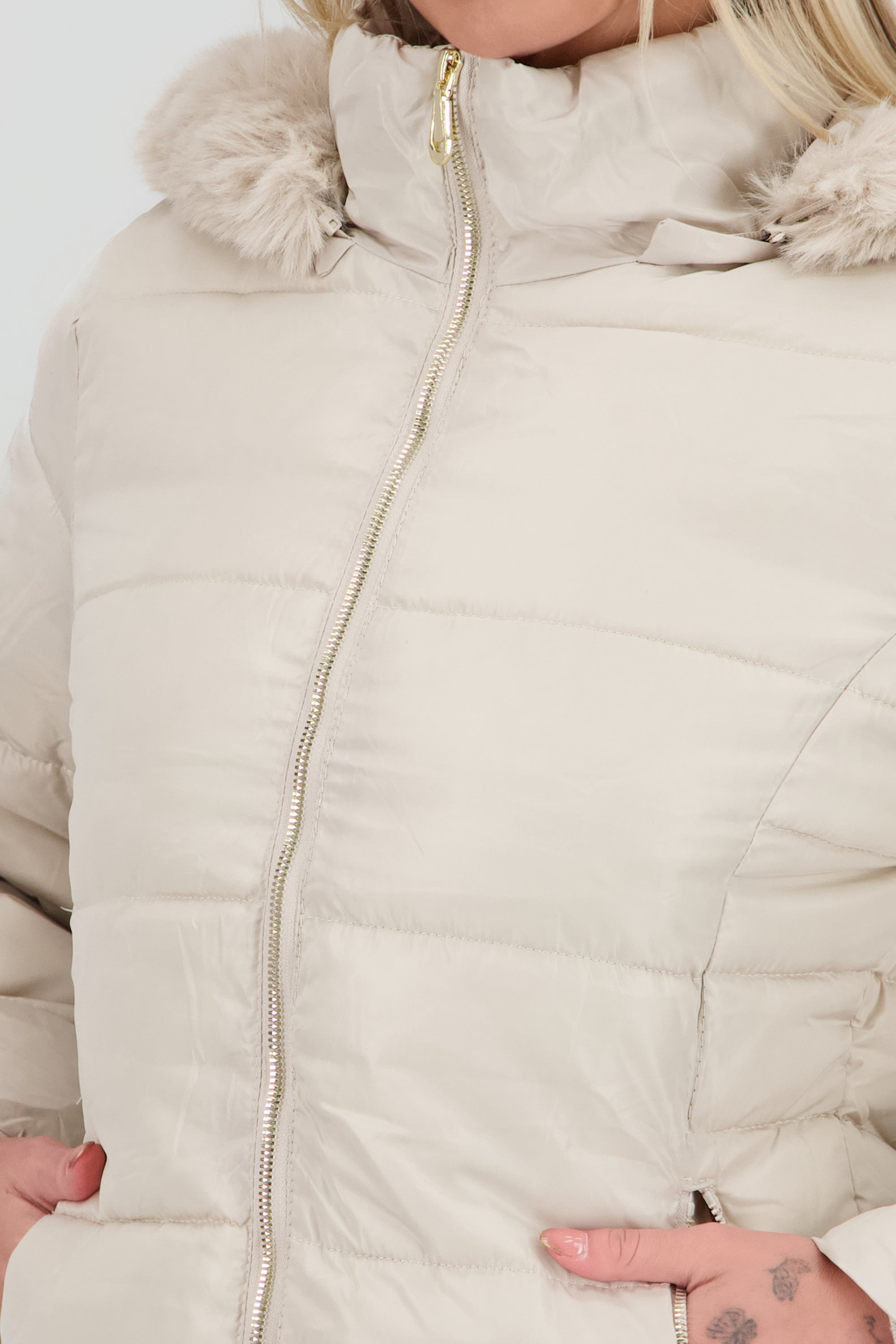 Chamarra puffer con gorro det peluche BEIGE