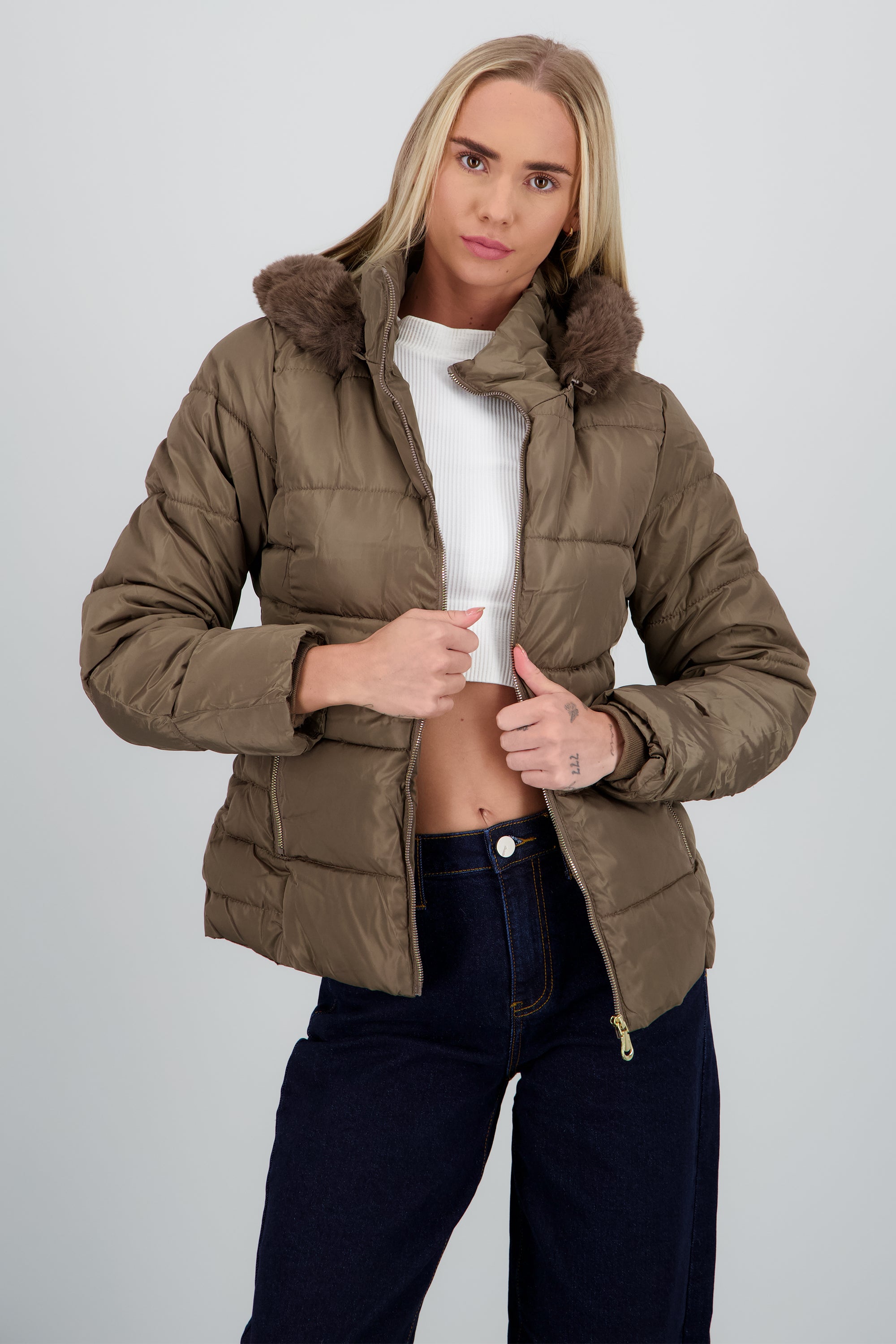 Chamarra puffer con gorro det peluche CAFE