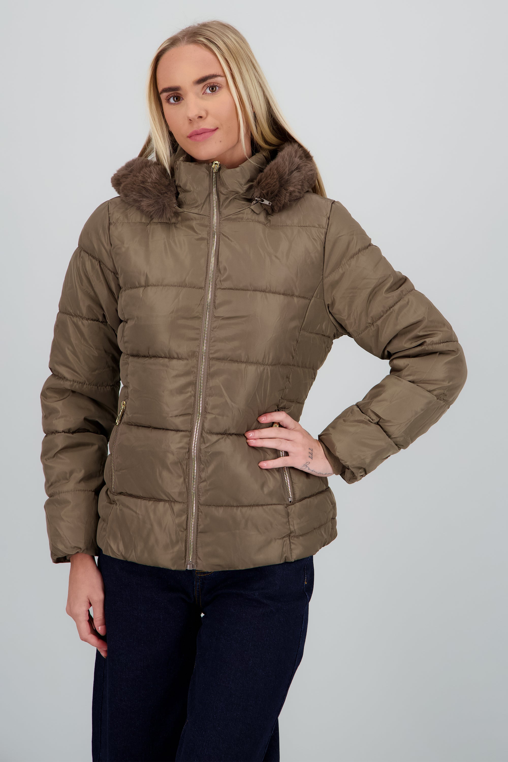 Chamarra puffer con gorro det peluche CAFE