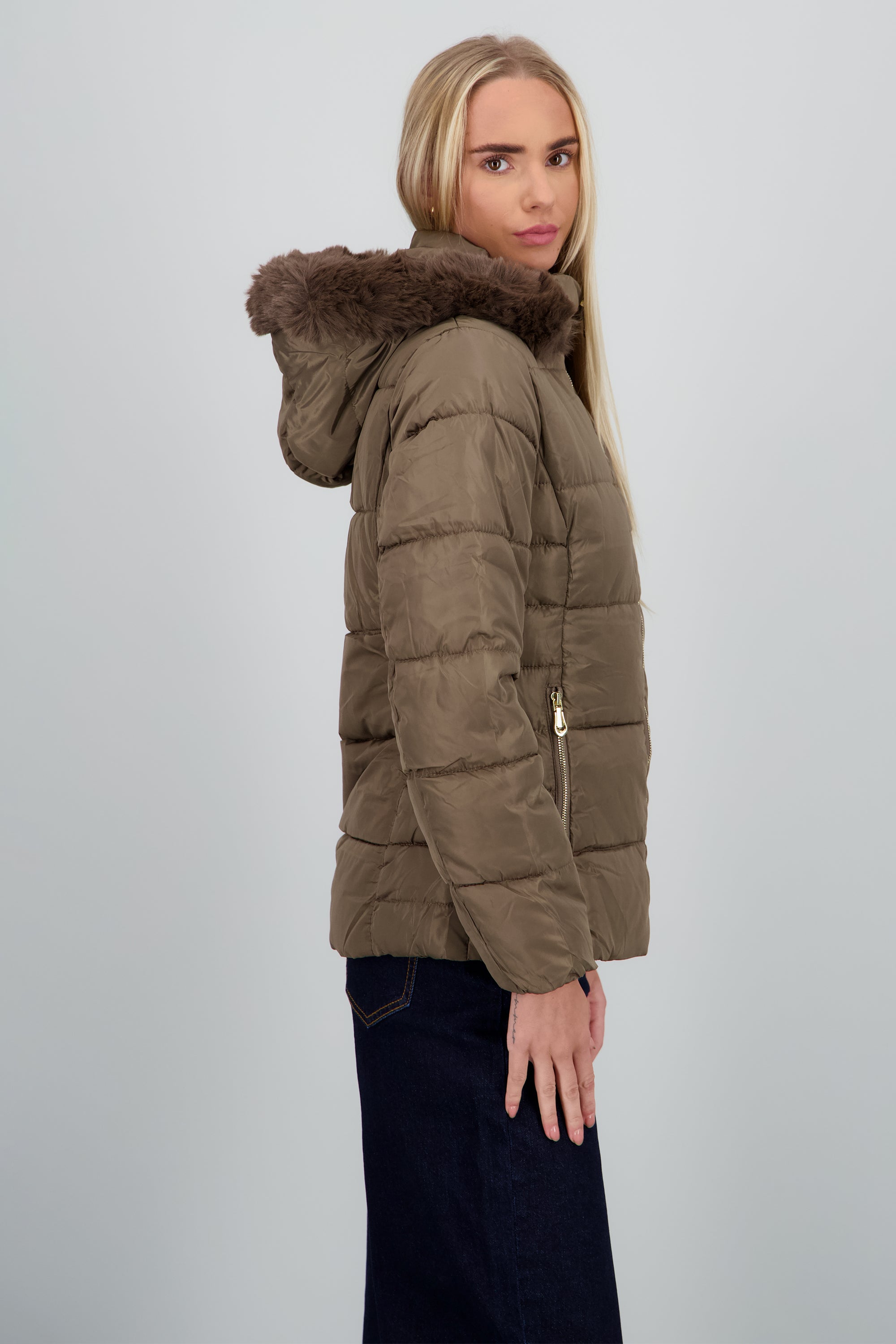 Chamarra puffer con gorro det peluche CAFE