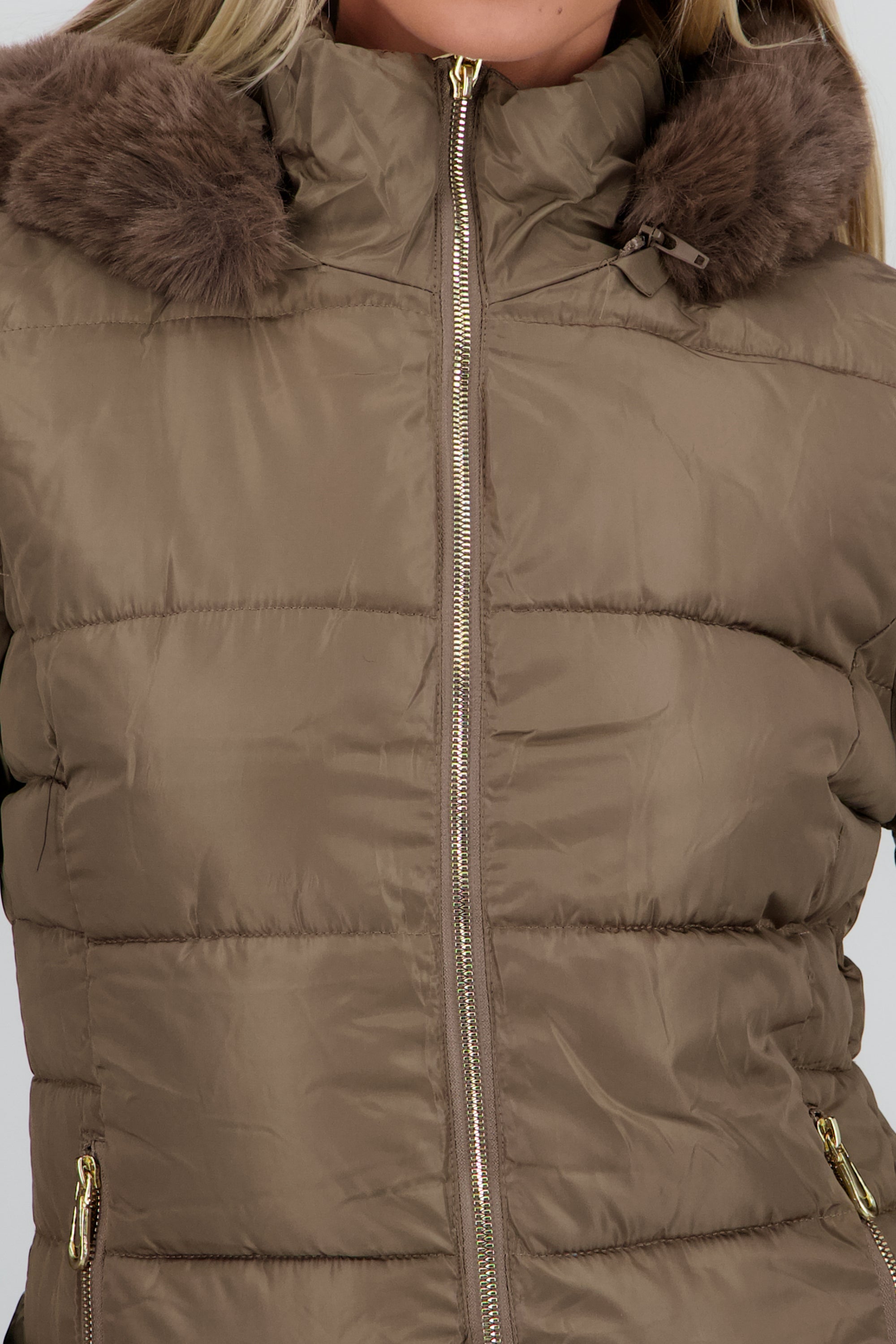 Chamarra puffer con gorro det peluche CAFE