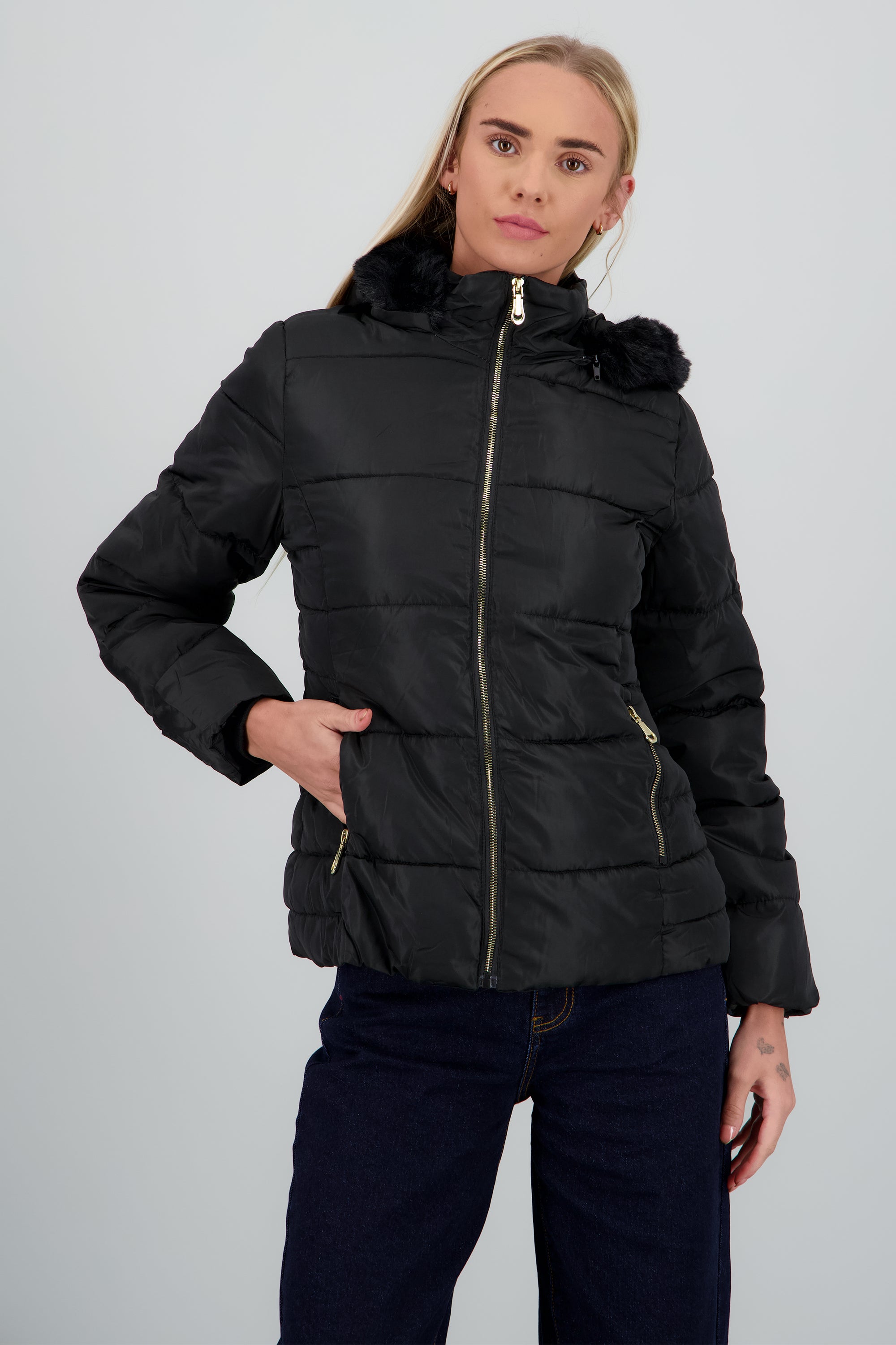 Chamarra puffer con gorro det peluche NEGRO