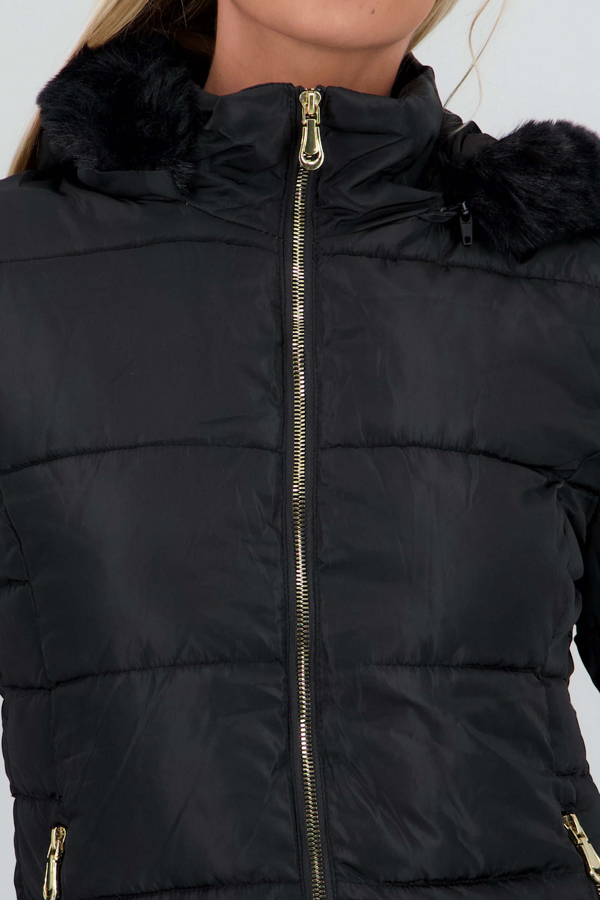 Chamarra puffer con gorro det peluche NEGRO