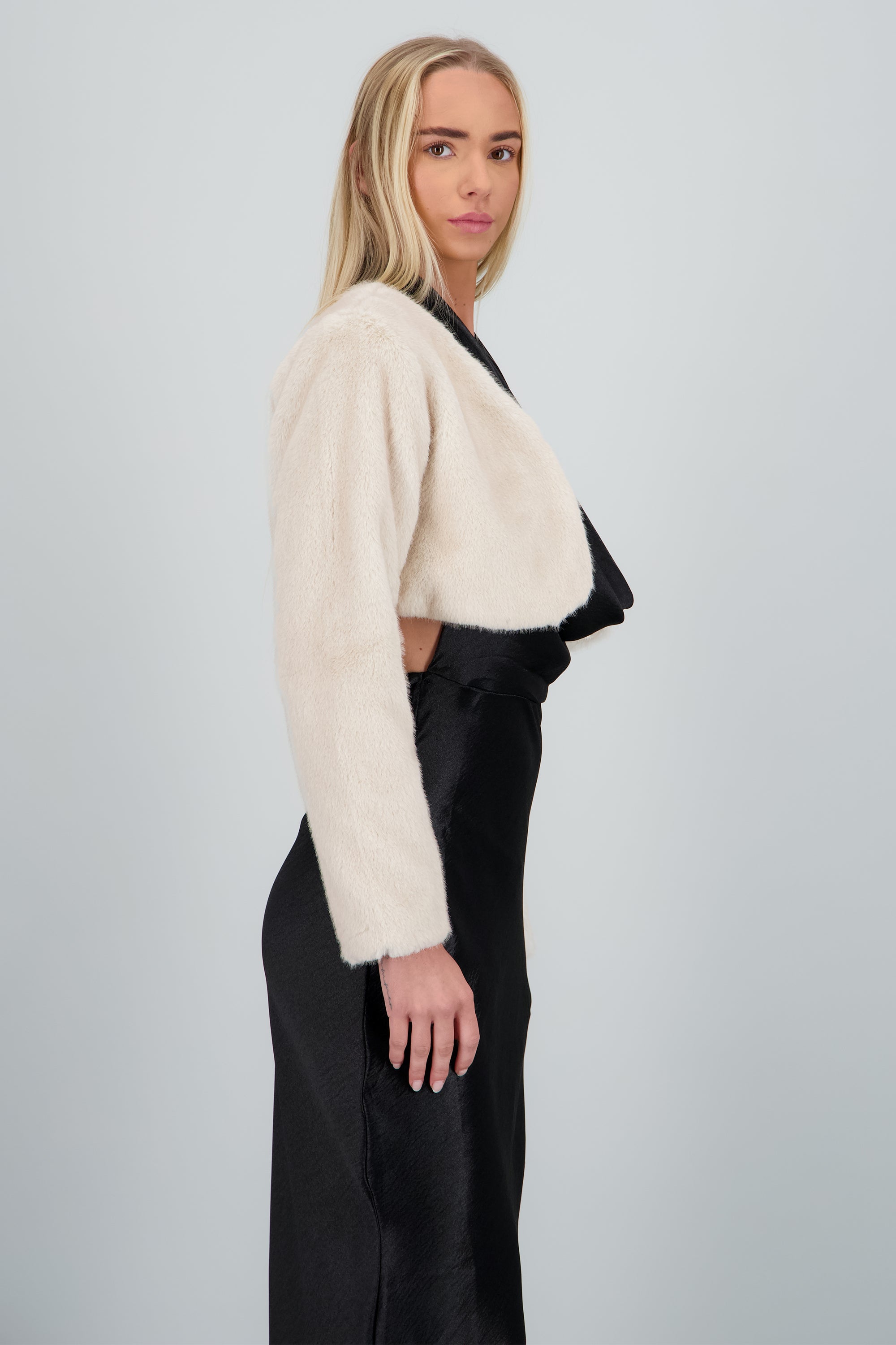 Abrigo cropped pelo corto CREMA