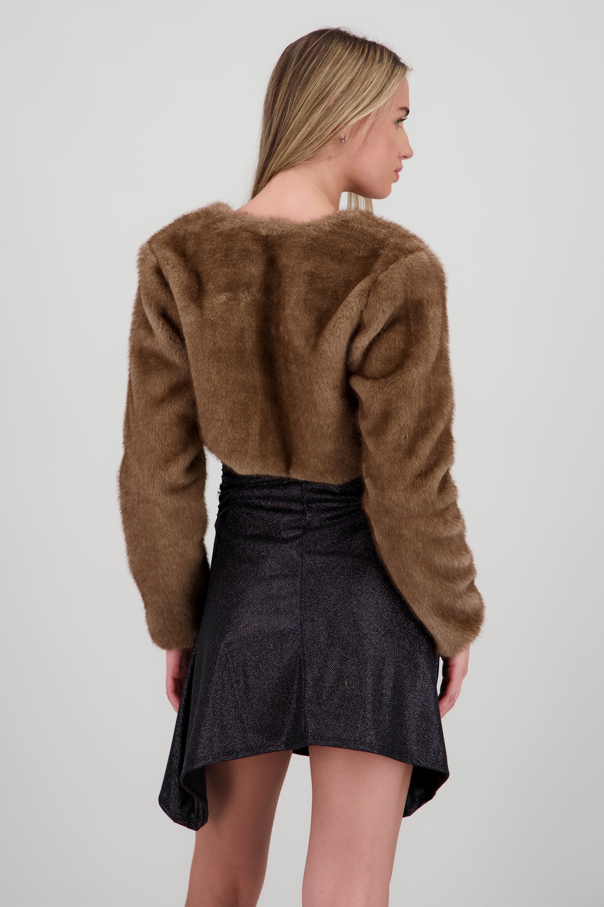 Abrigo cropped pelo corto CAFE