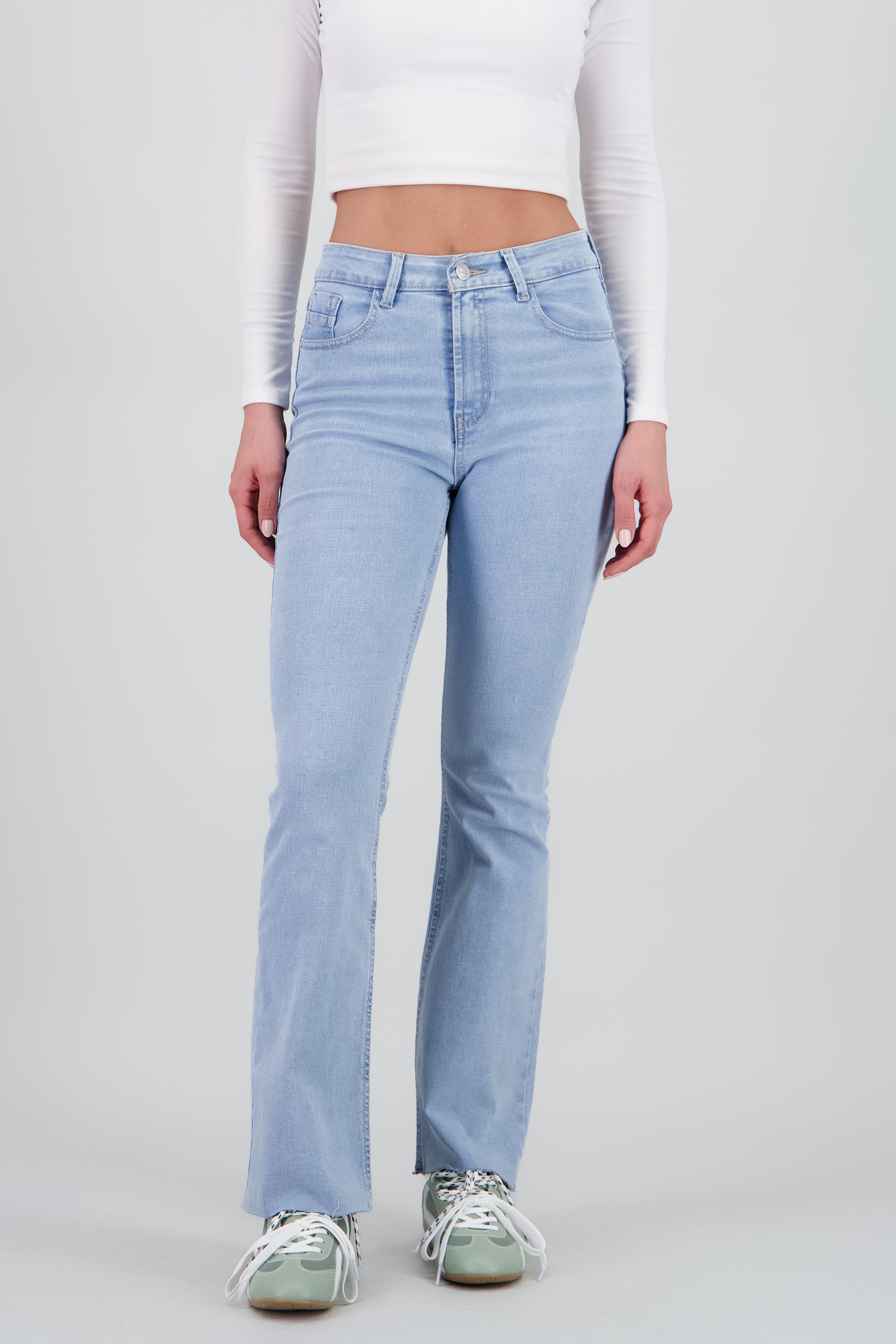 Jeans básicos flare al corte LIGHT WASH