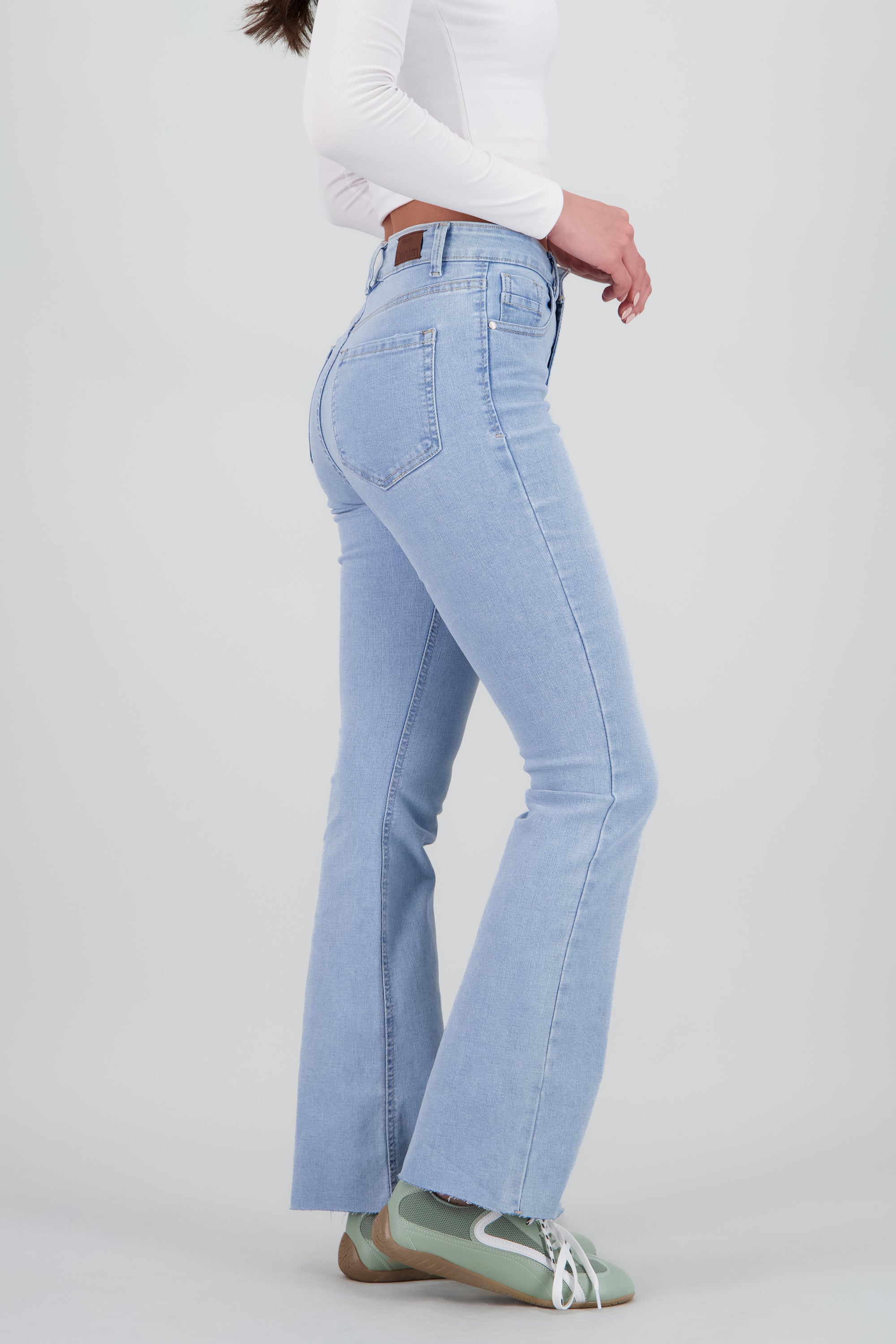 Jeans básicos flare al corte LIGHT WASH