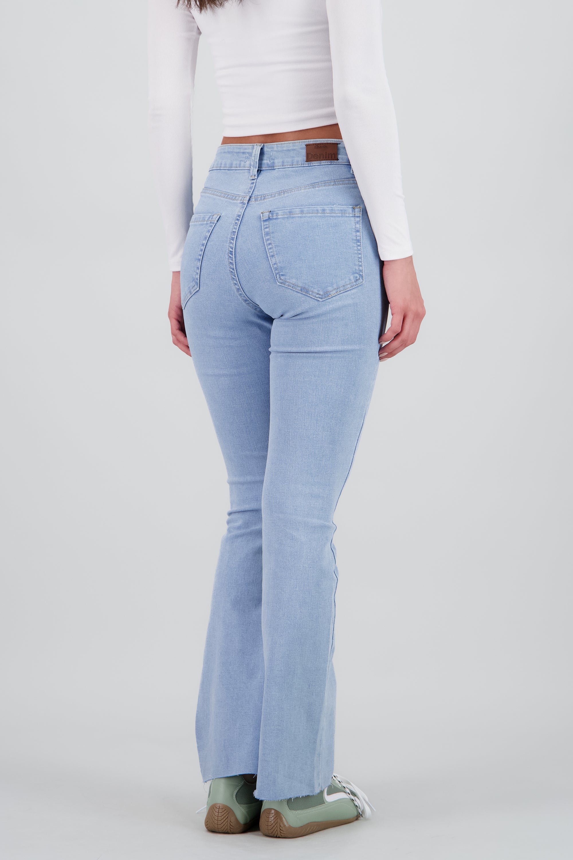 Jeans básicos flare al corte LIGHT WASH