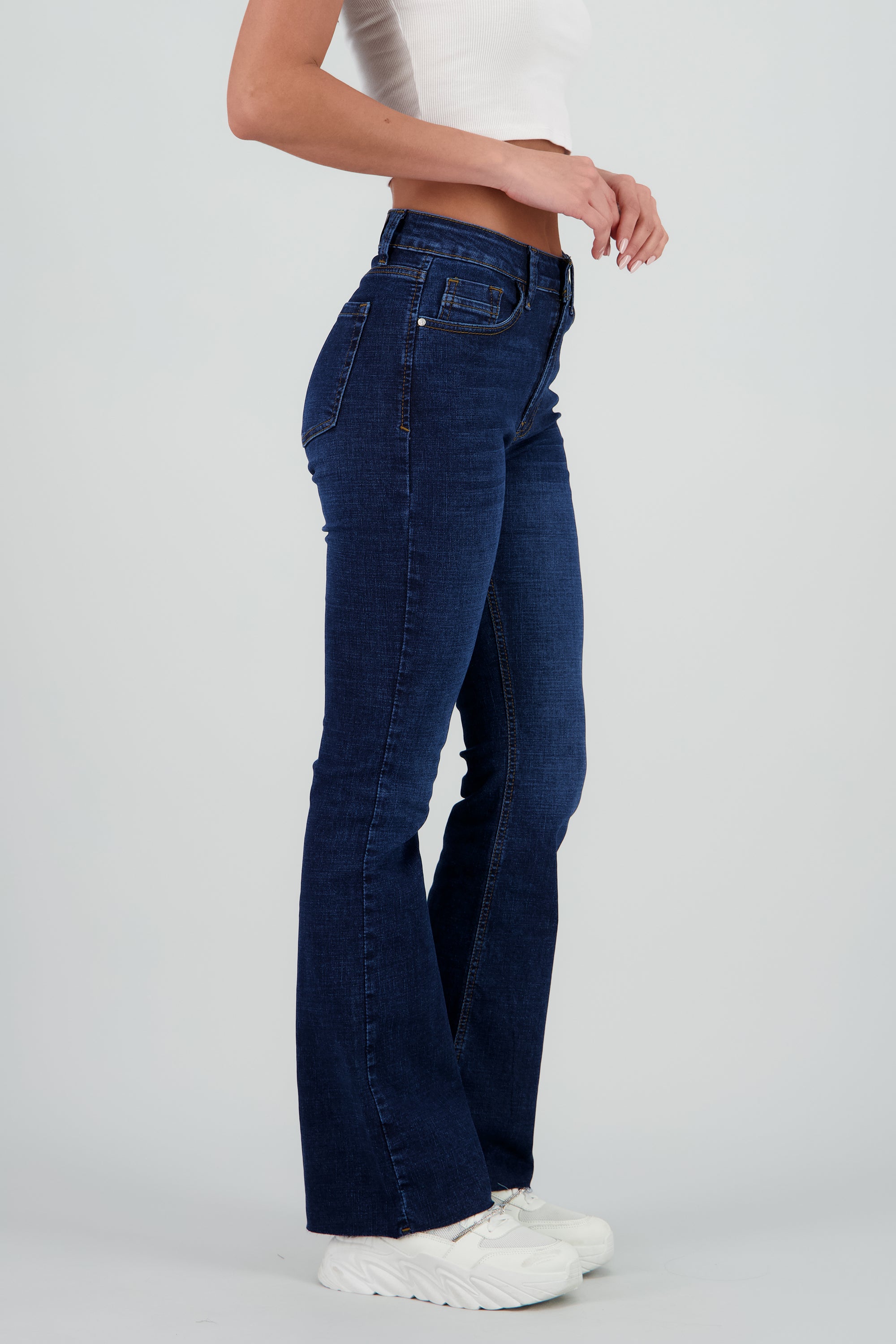 Jeans básicos flare al corte DARK WASH