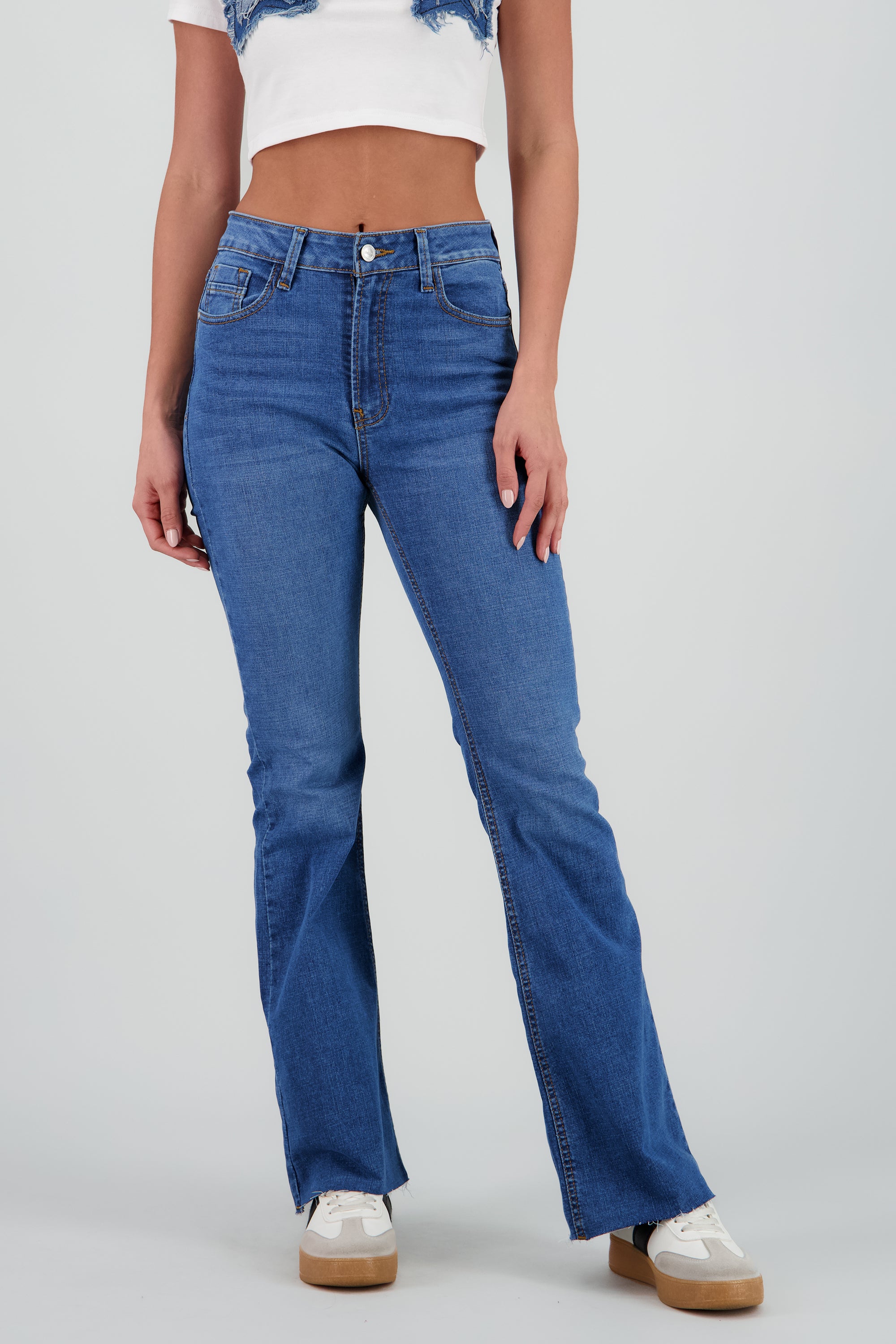 Jeans básicos flare al corte MEDIUM WASH