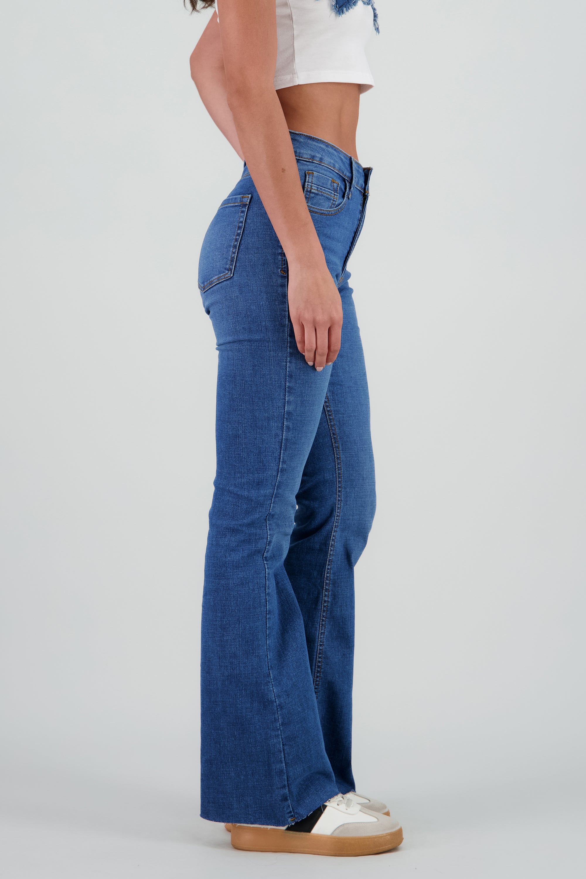Jeans básicos flare al corte MEDIUM WASH
