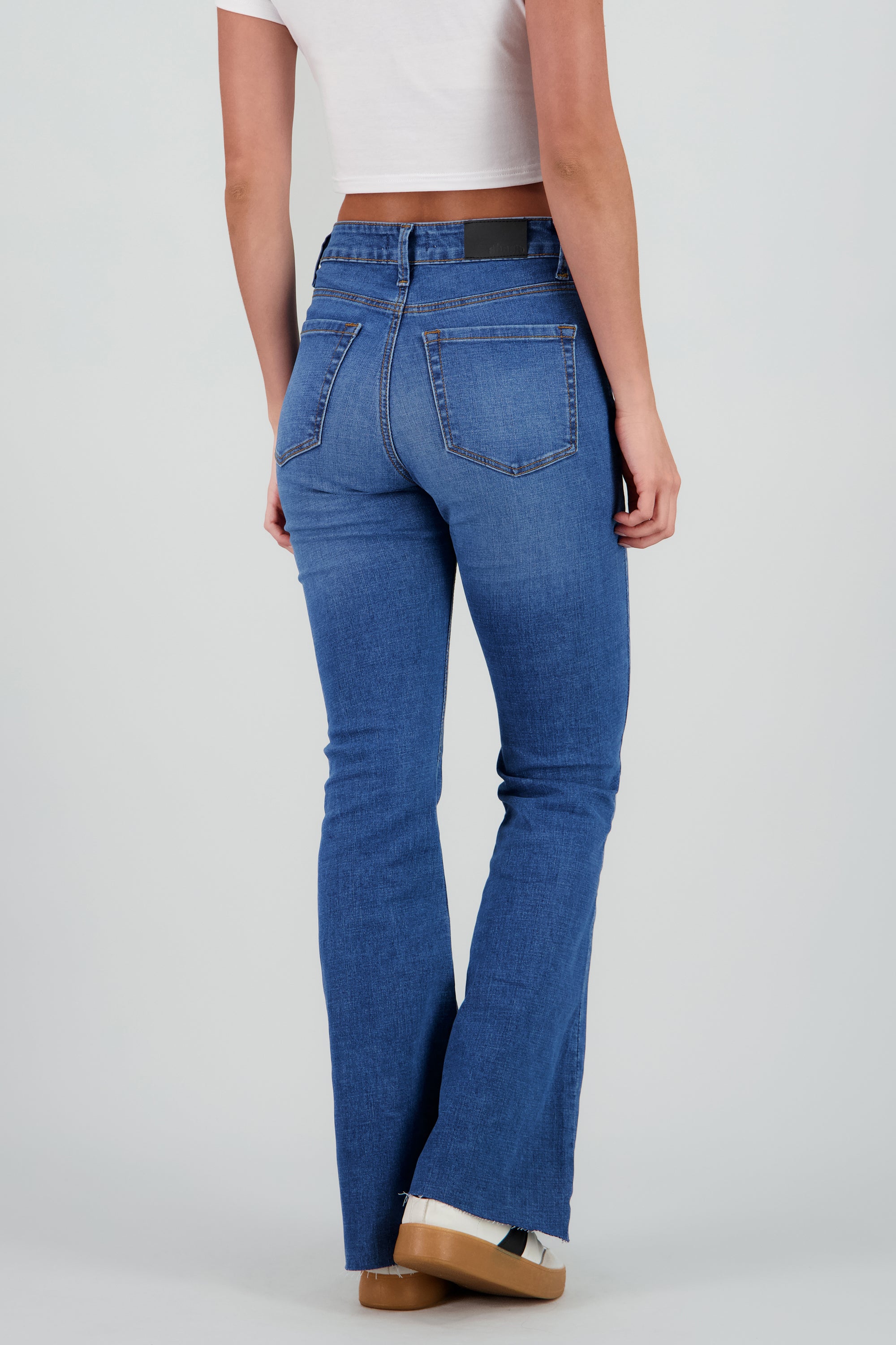 Jeans básicos flare al corte MEDIUM WASH