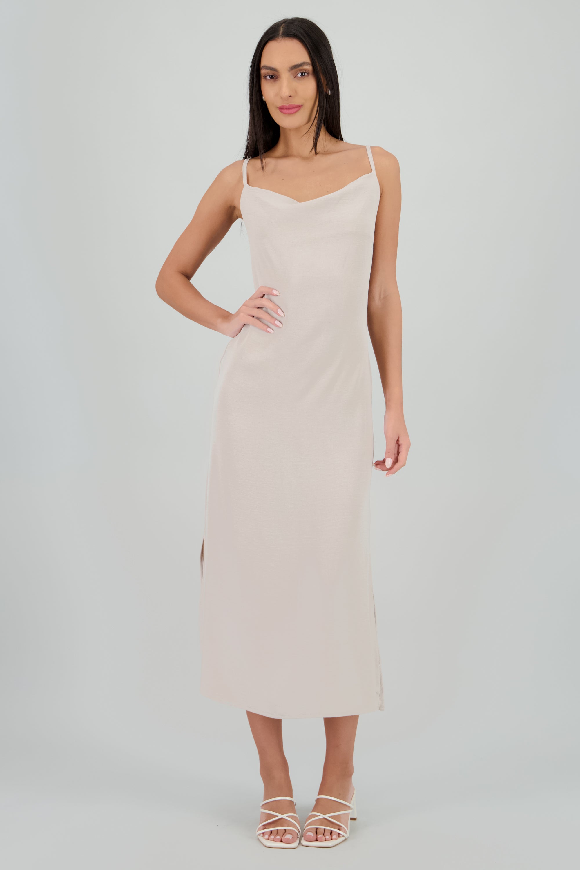Vestido maxi fluido con tirantes GRIS CLARO