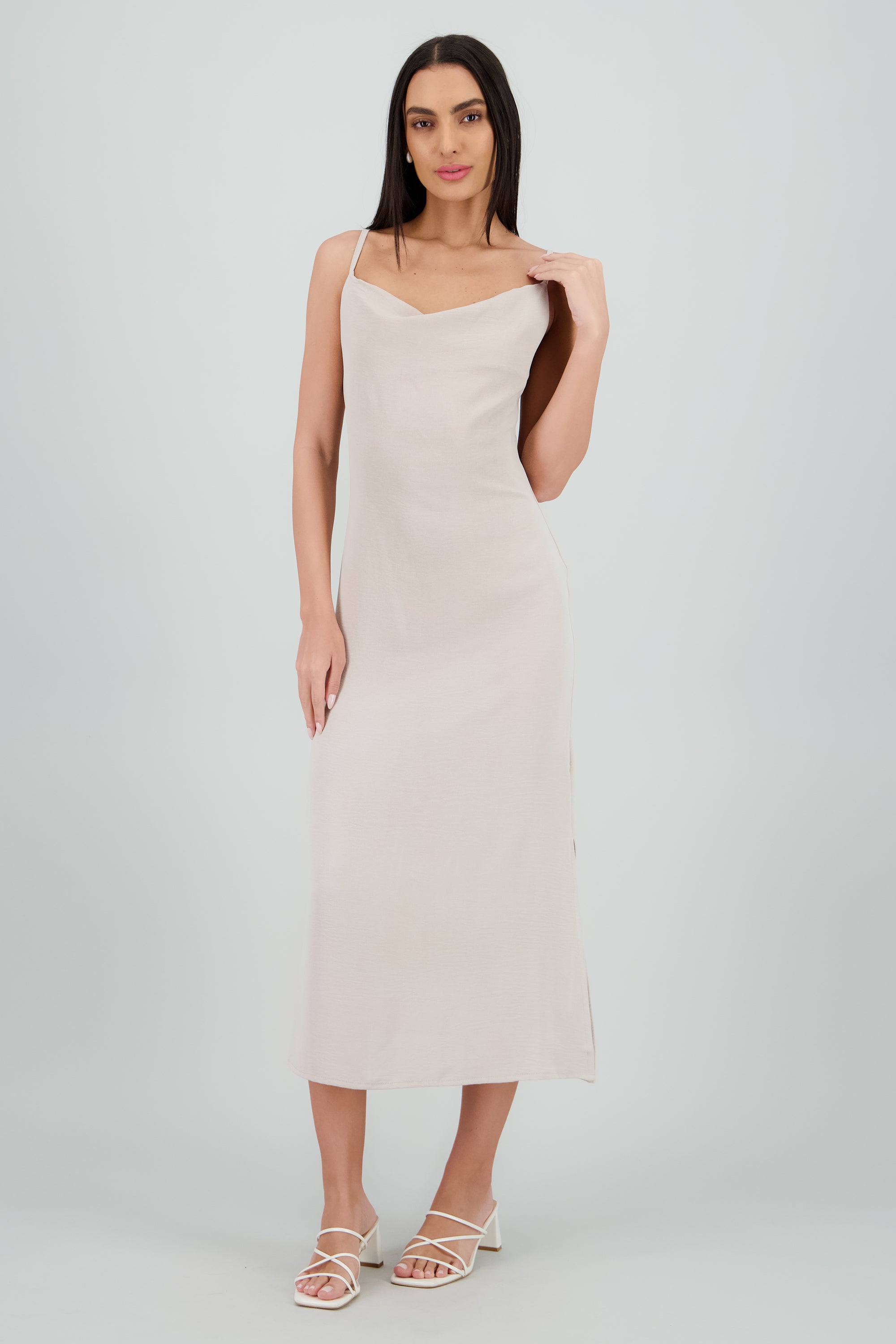 Vestido maxi fluido con tirantes GRIS CLARO