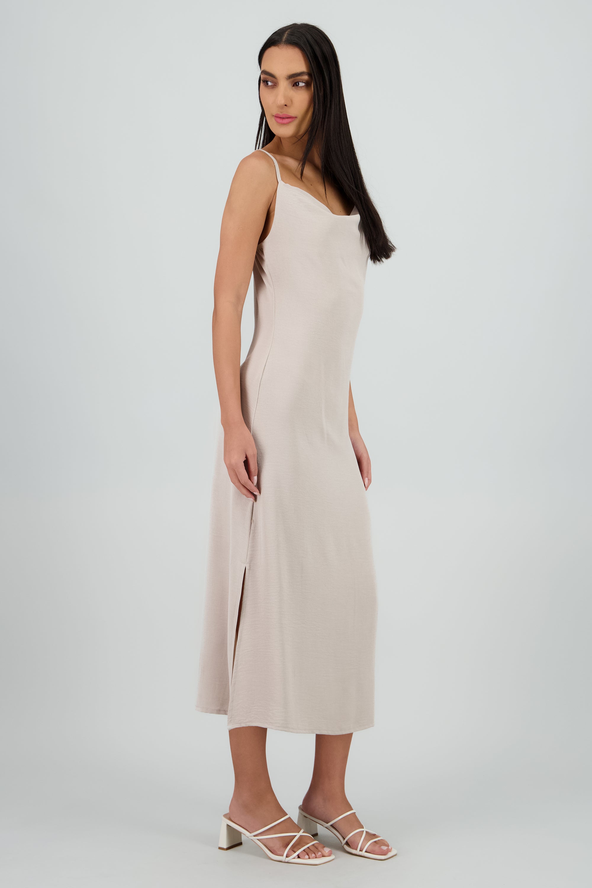 Vestido maxi fluido con tirantes GRIS CLARO