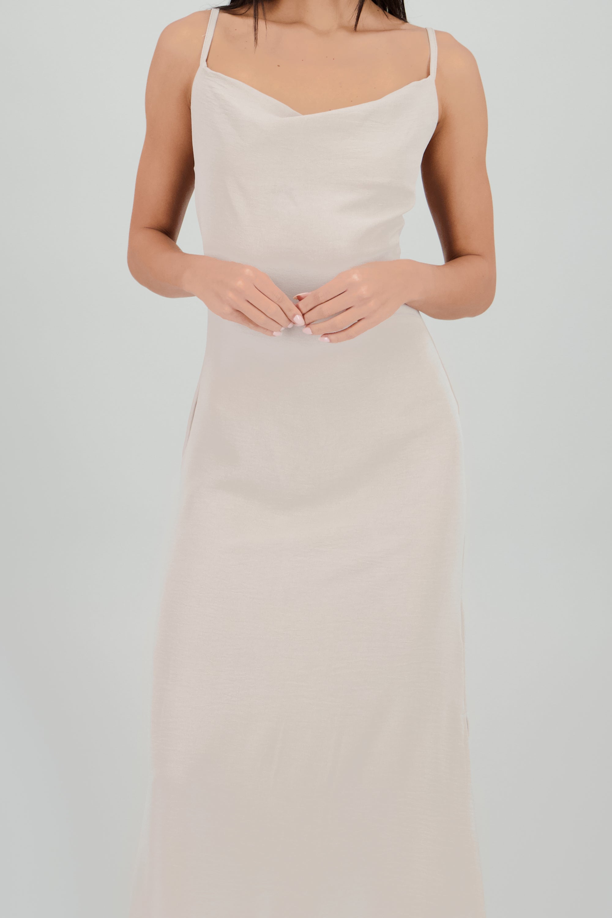 Vestido maxi fluido con tirantes GRIS CLARO