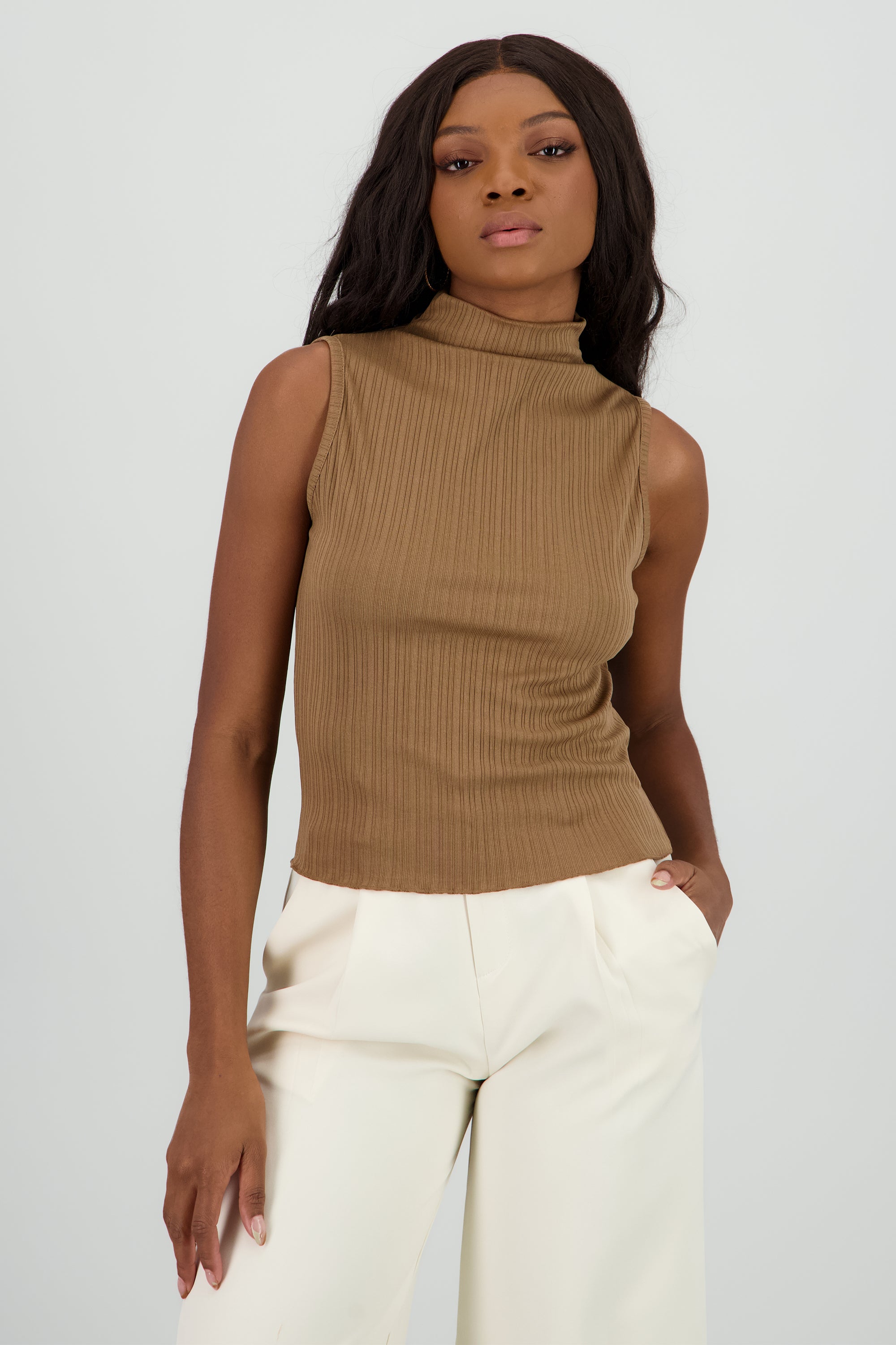 Top sin mangas cuello alto textura CAMELLO