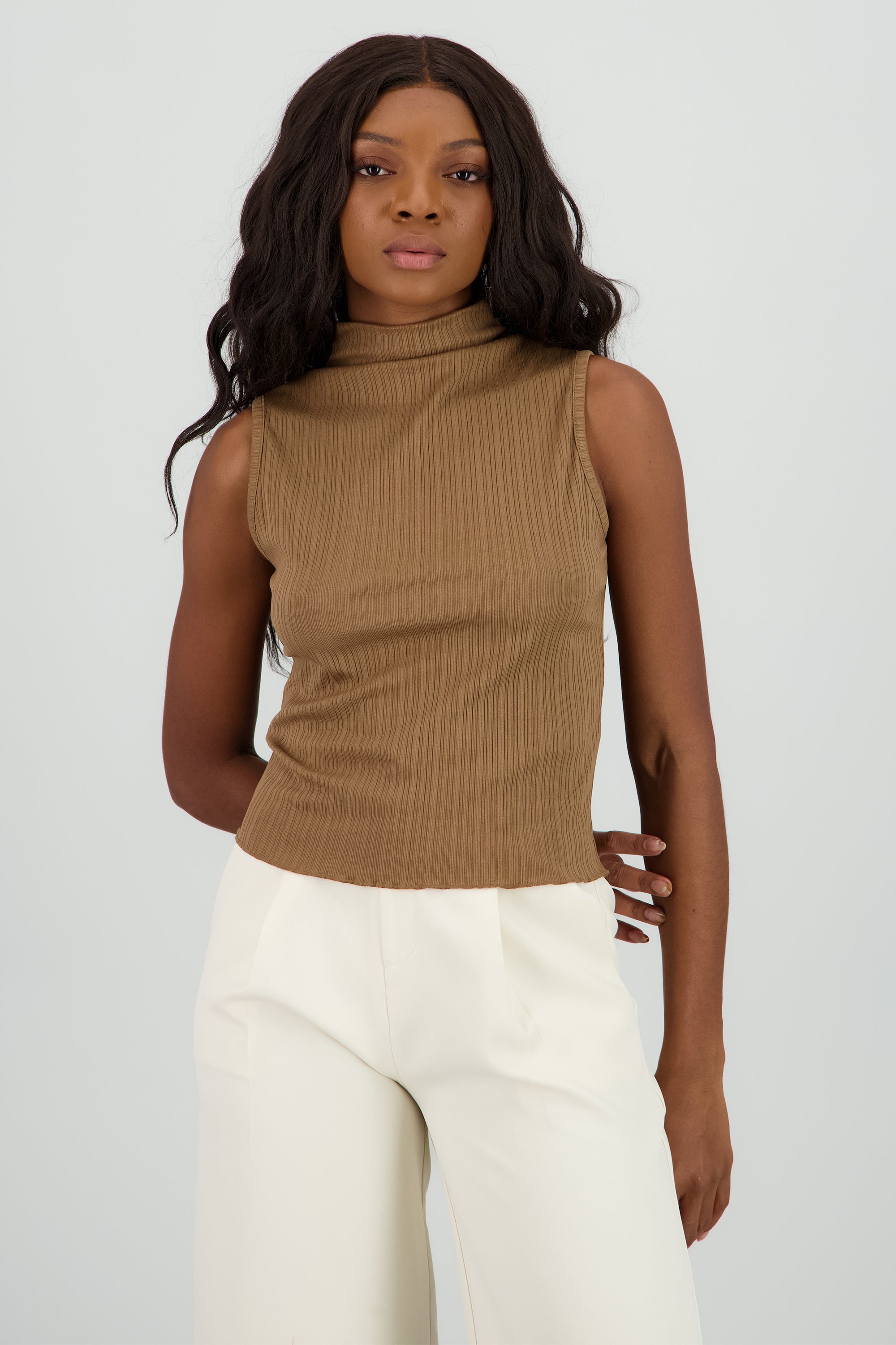 Top sin mangas cuello alto textura CAMELLO