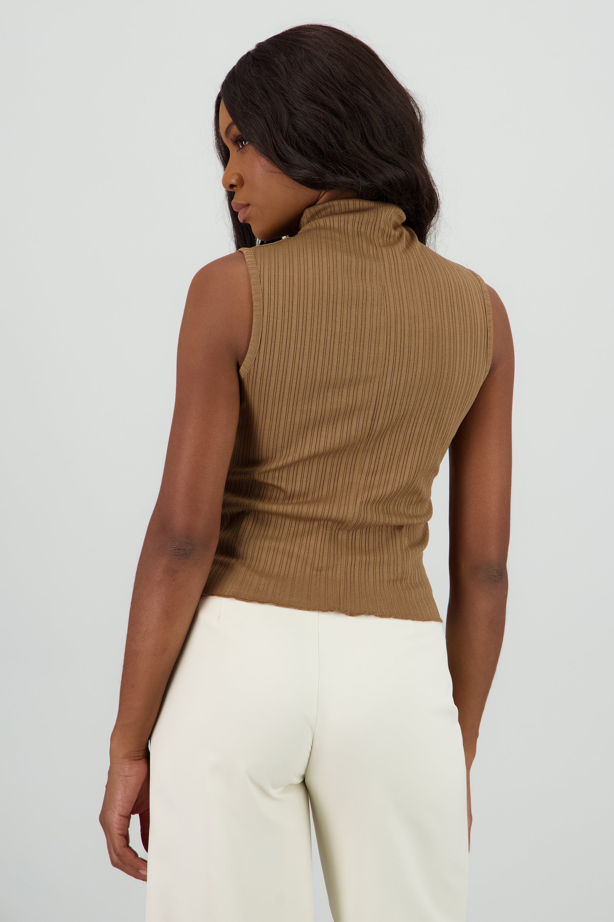 Top sin mangas cuello alto textura CAMELLO