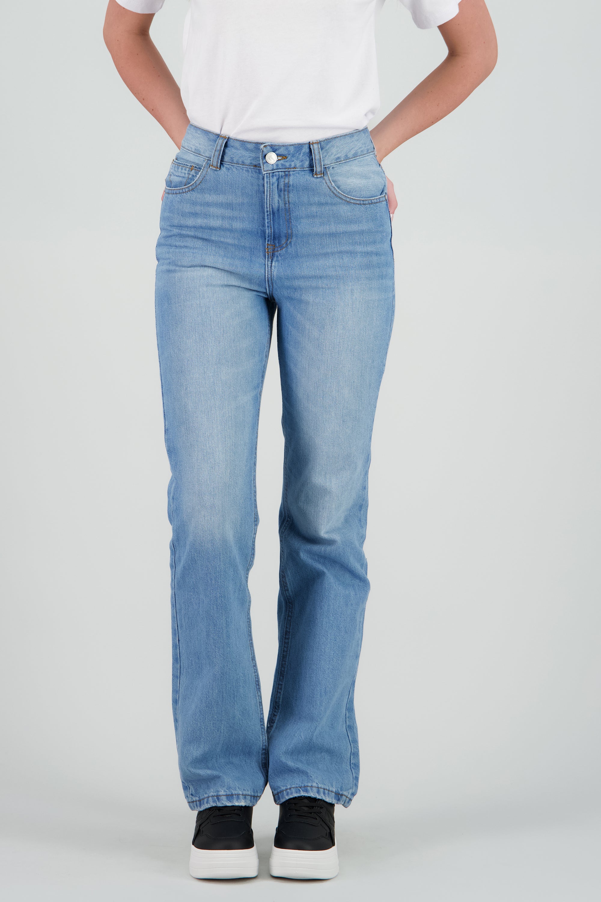 Jeans básicos straight LIGHT WASH