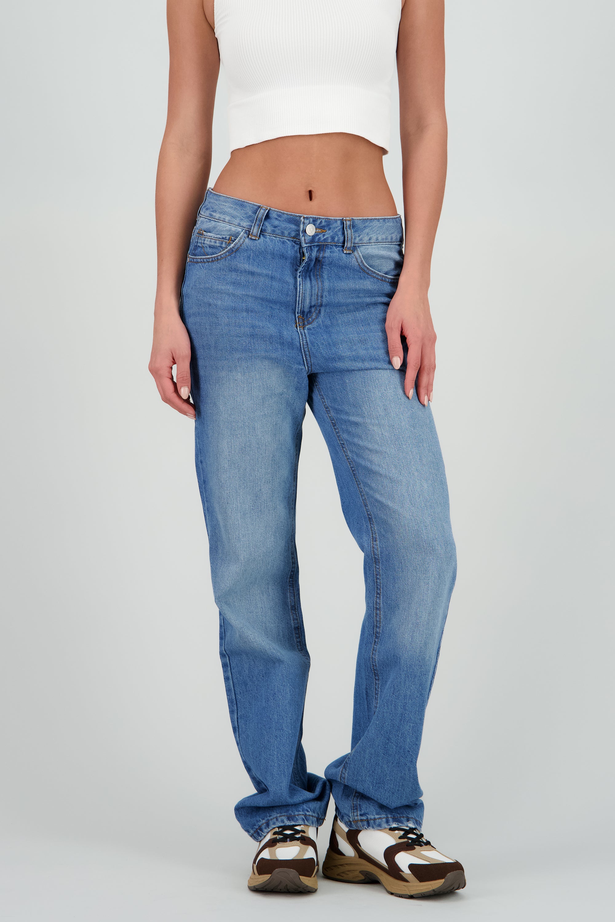 Jeans básicos straight MEDIUM WASH