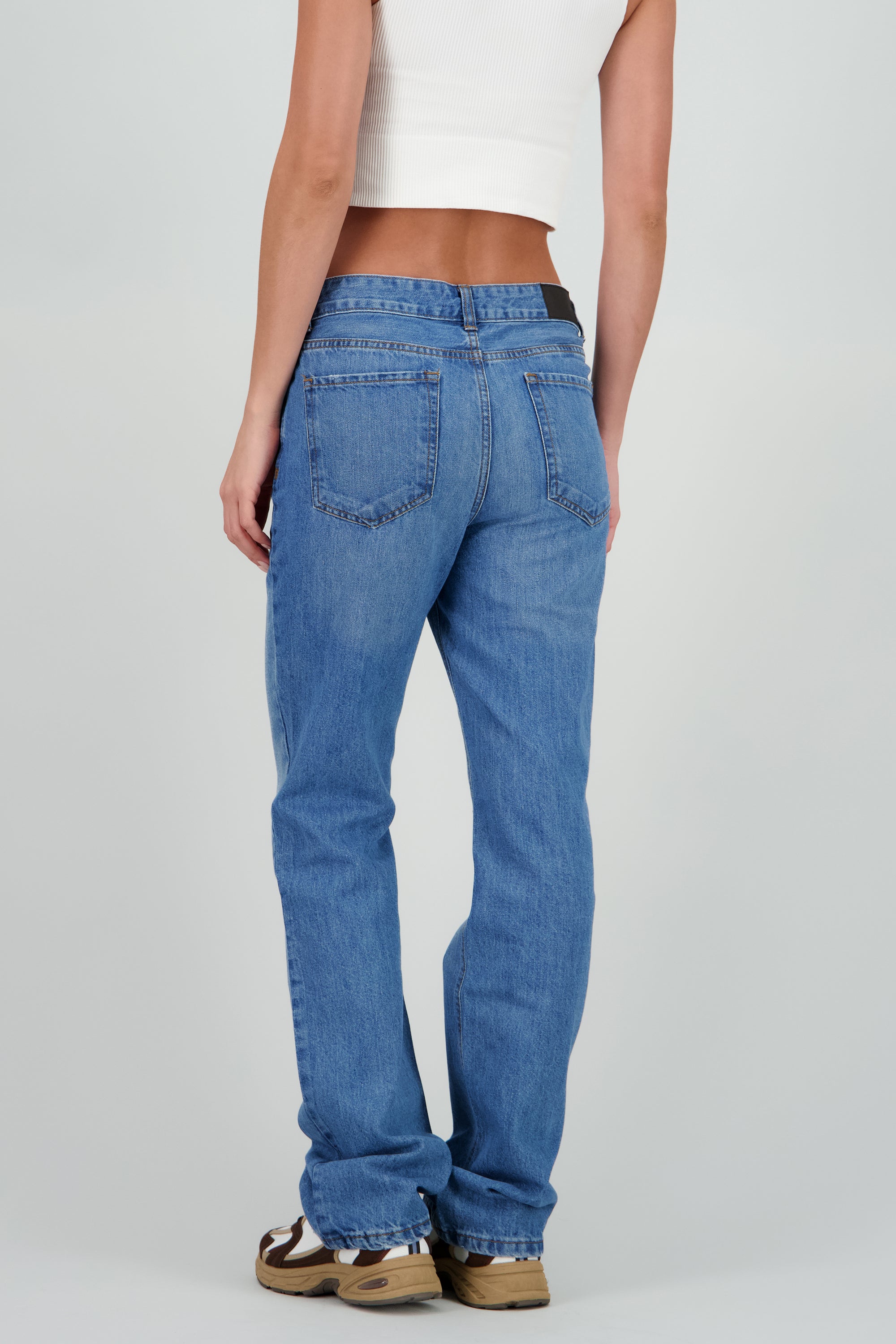 Jeans básicos straight MEDIUM WASH