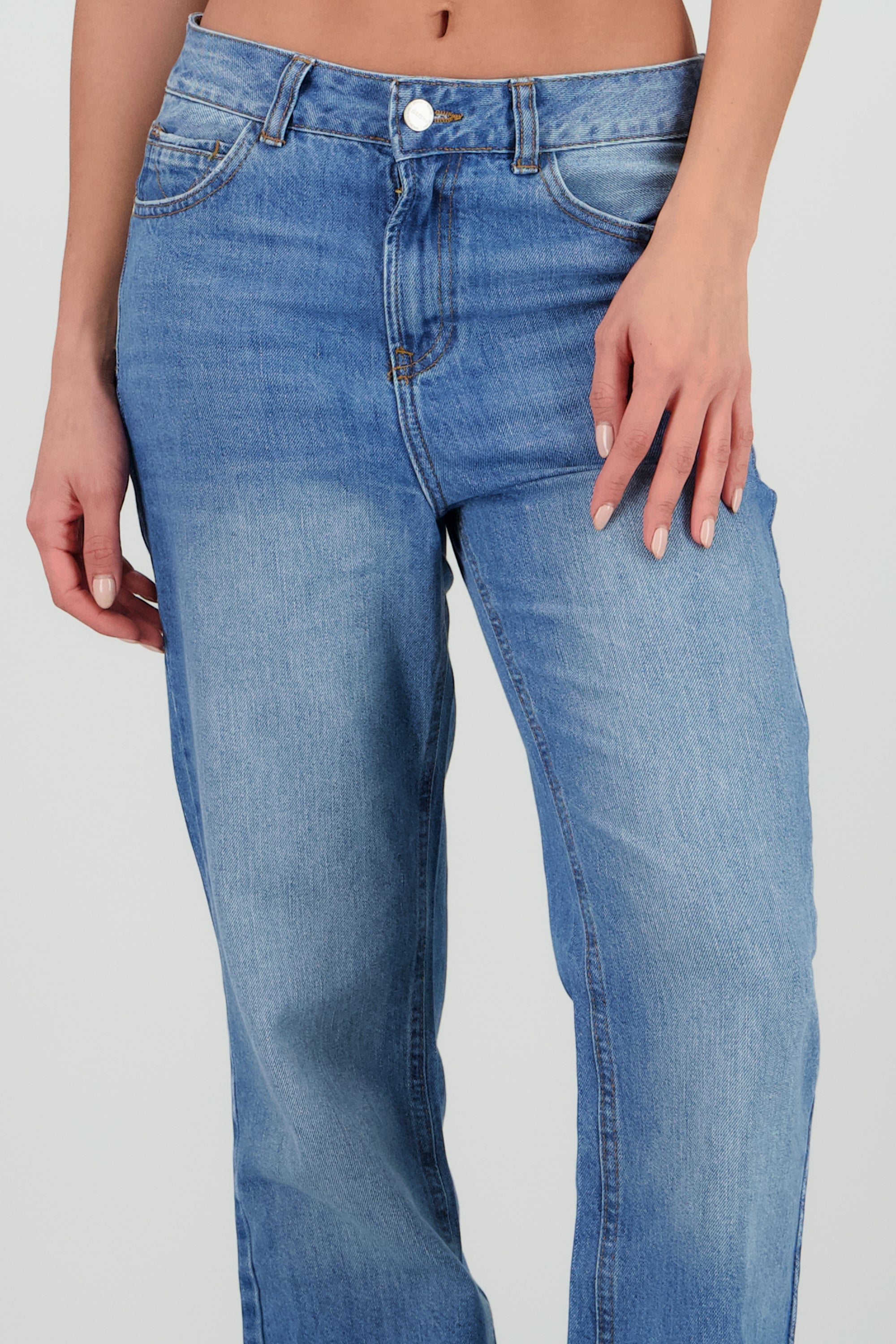 MEDIUM WASH