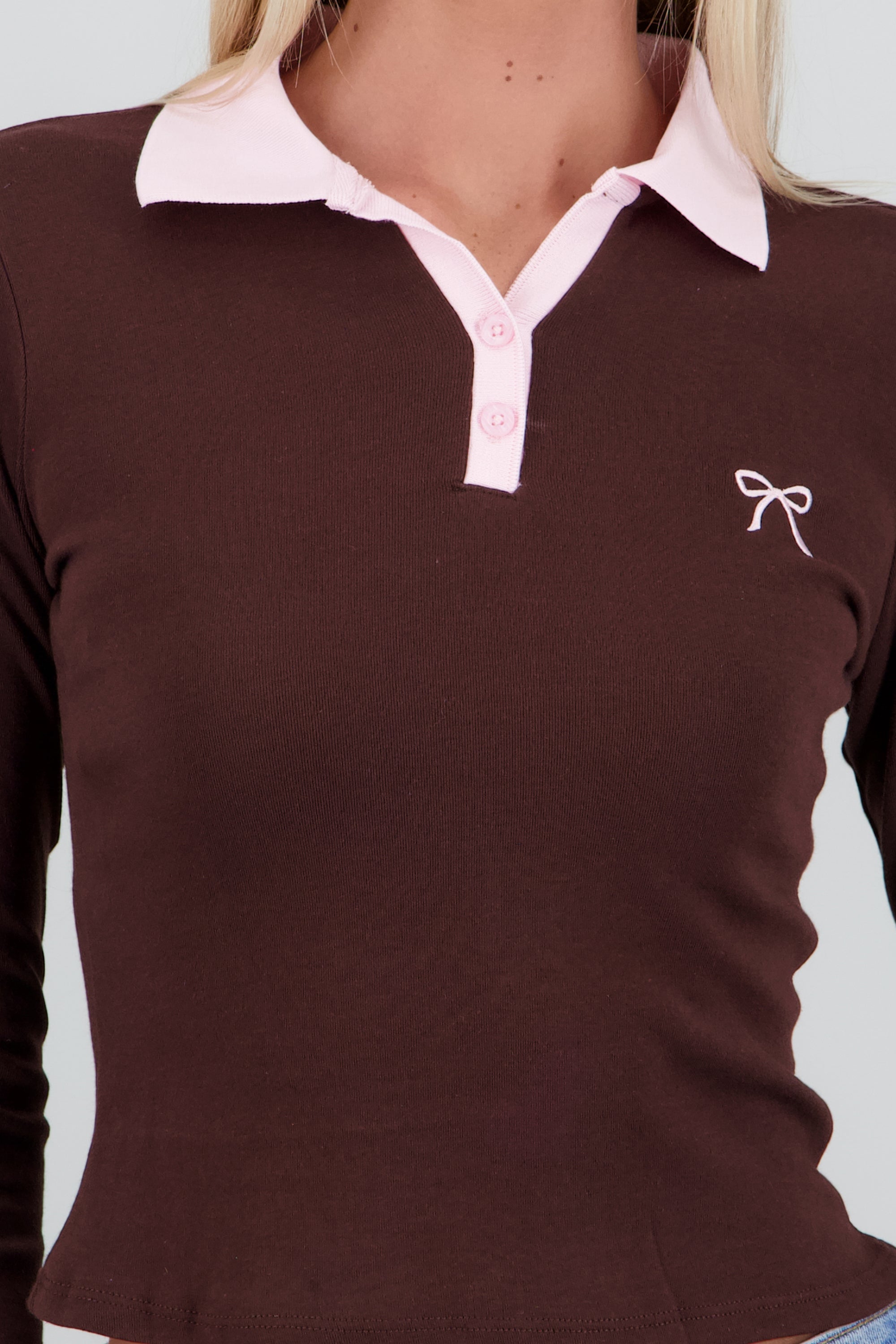 Top cuello polo bordado moño CAFE COMBO