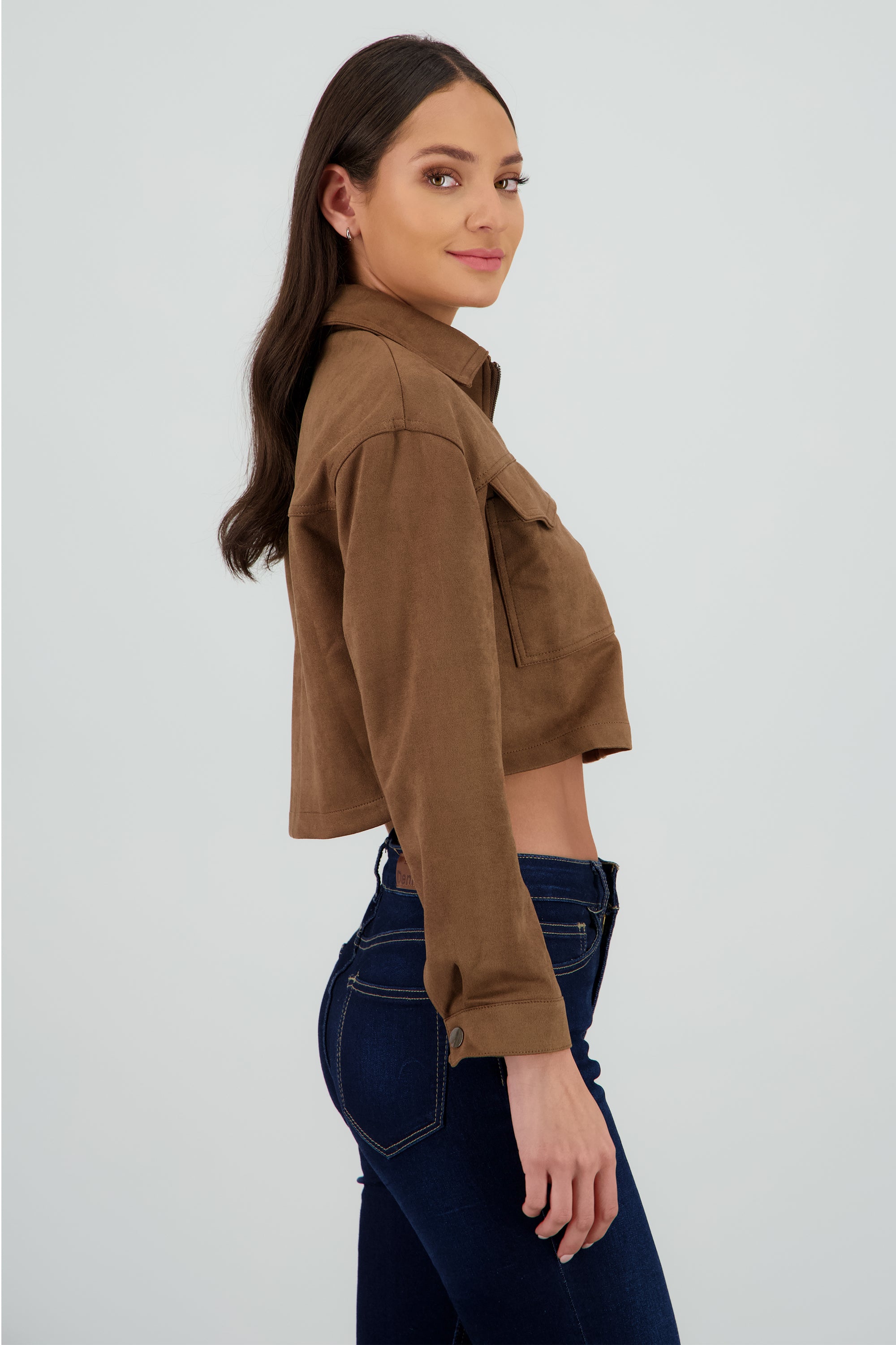 Chamarra crop con bolsas en frente CAFE