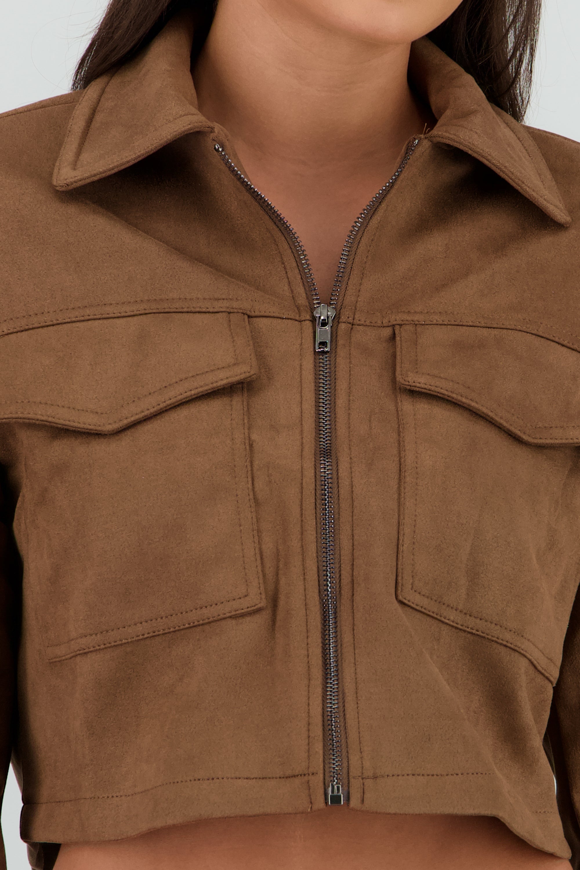 Chamarra crop con bolsas en frente CAFE