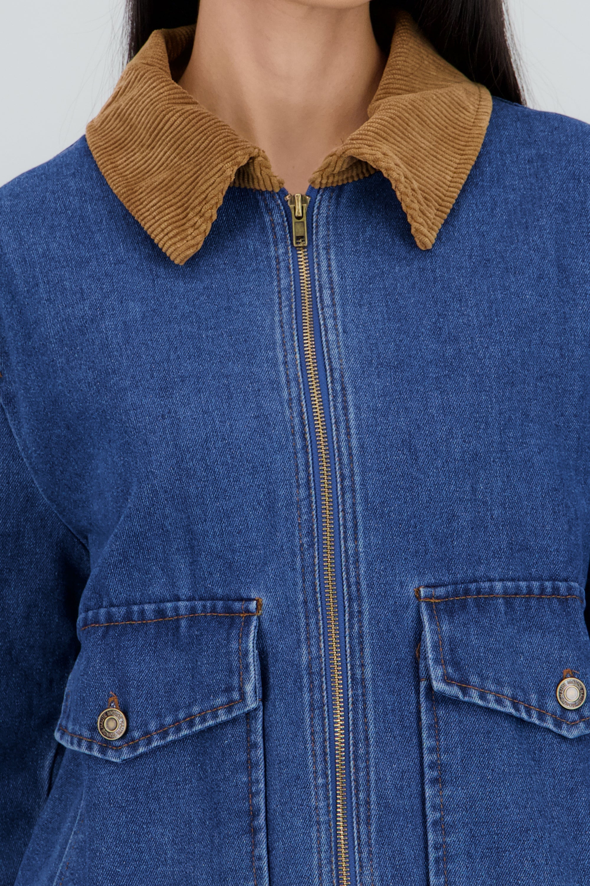 Chamarra con contraste en solapa MEDIUM WASH