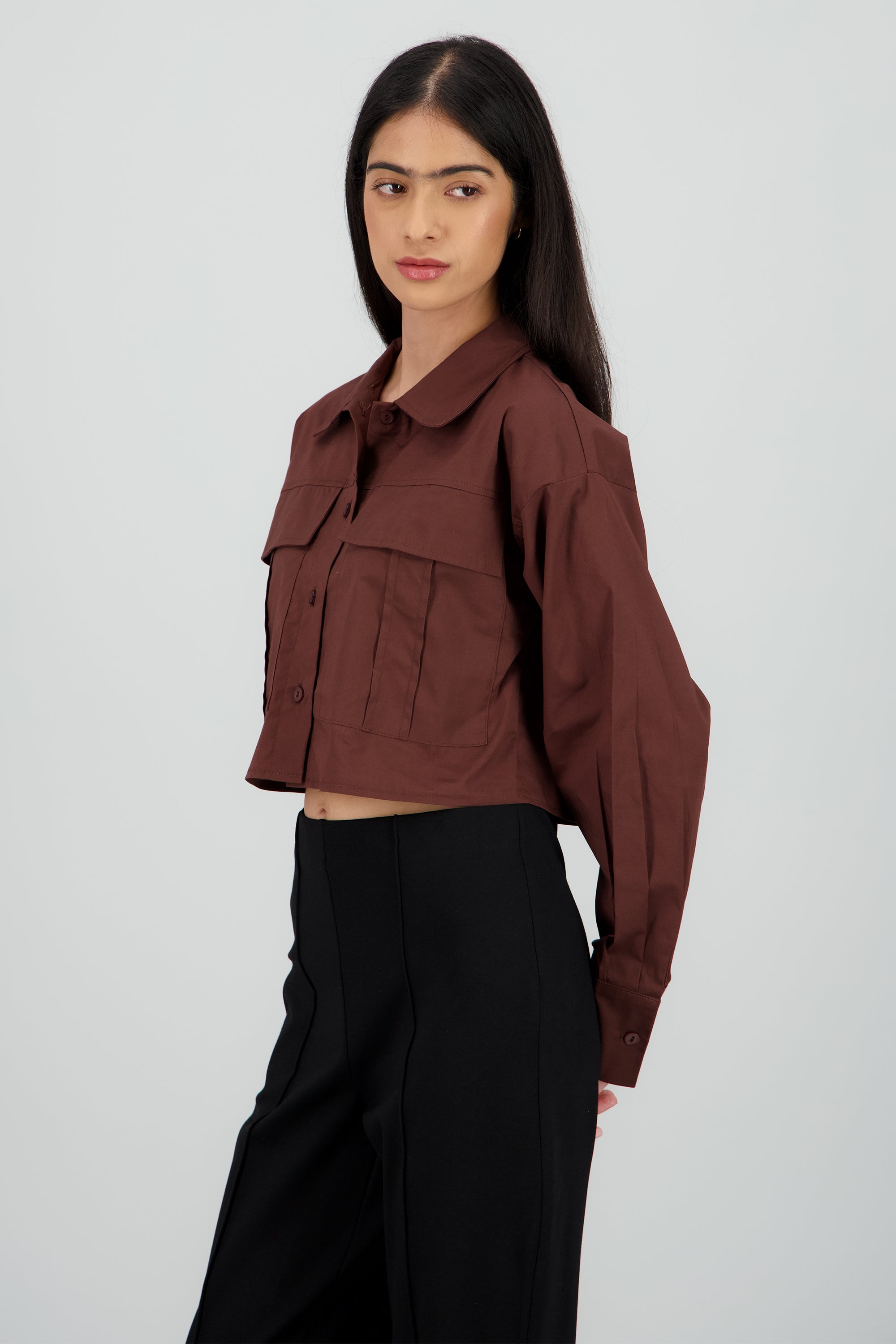Camisa crop con bolsas cargo CHOCOLATE
