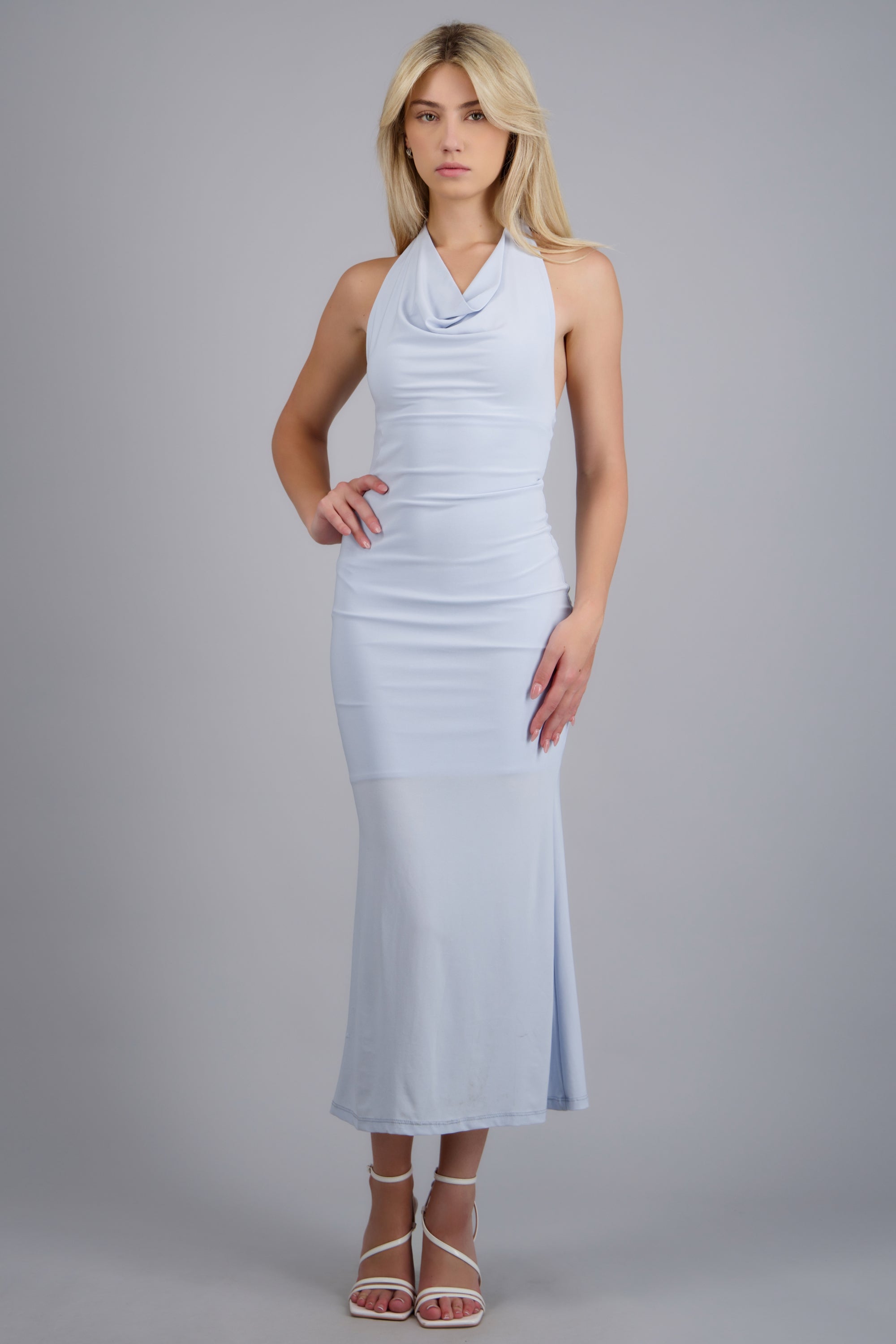 Vestido maxi halter escote columpio AZUL PASTEL