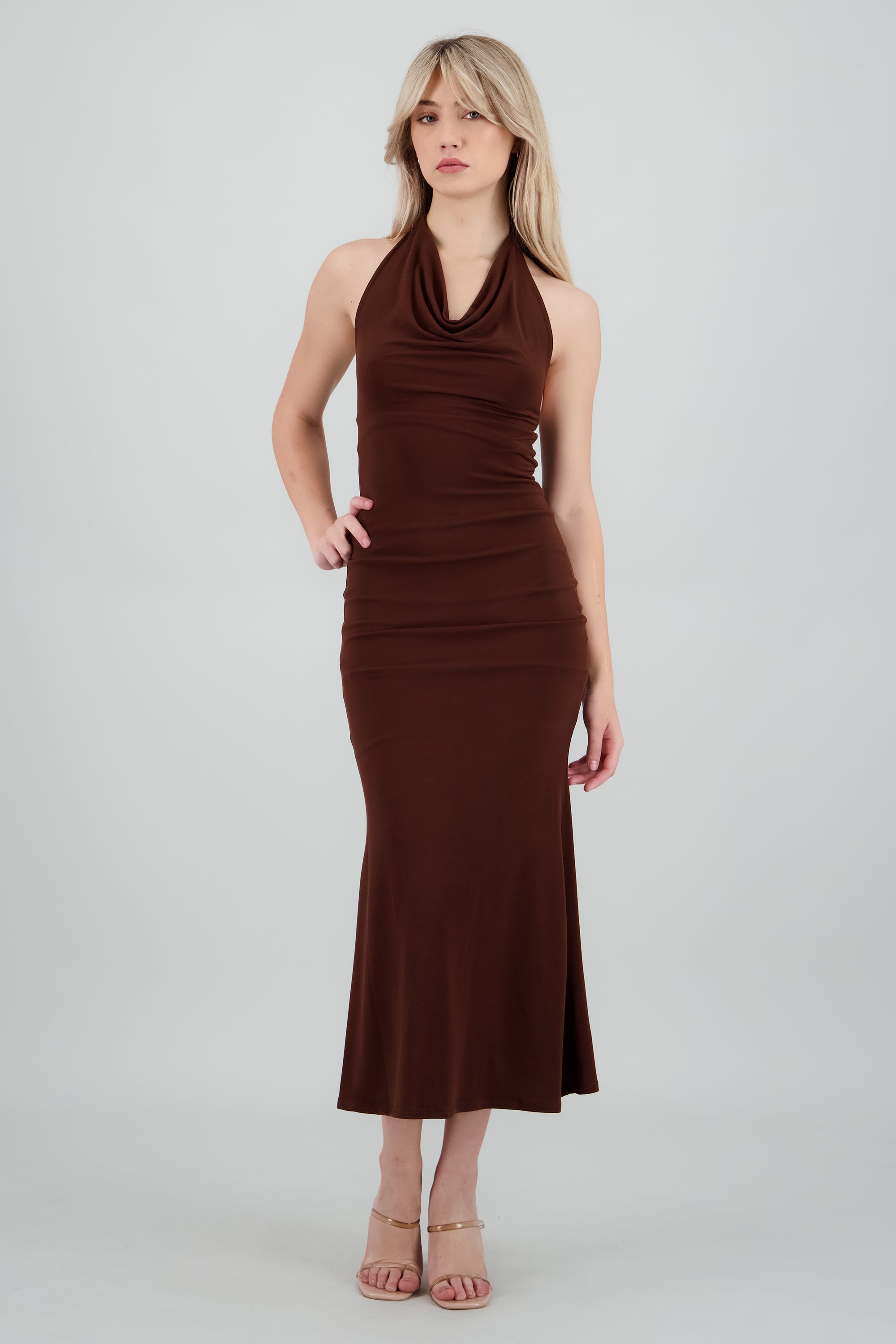 Vestido maxi halter escote columpio CHOCOLATE