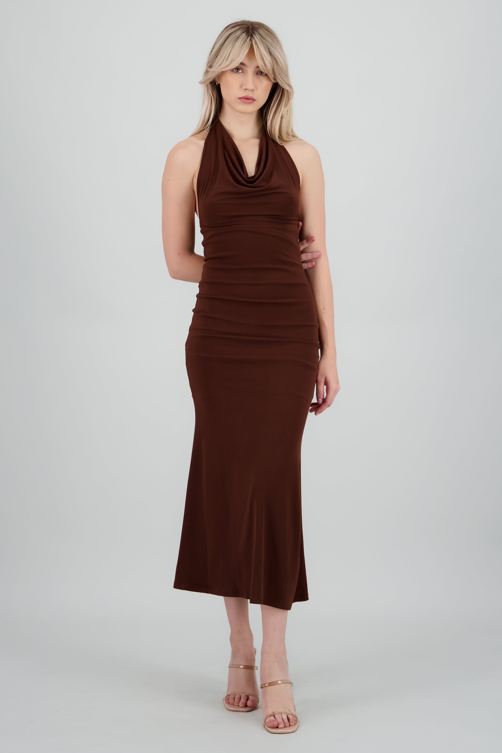 Vestido maxi halter escote columpio CHOCOLATE