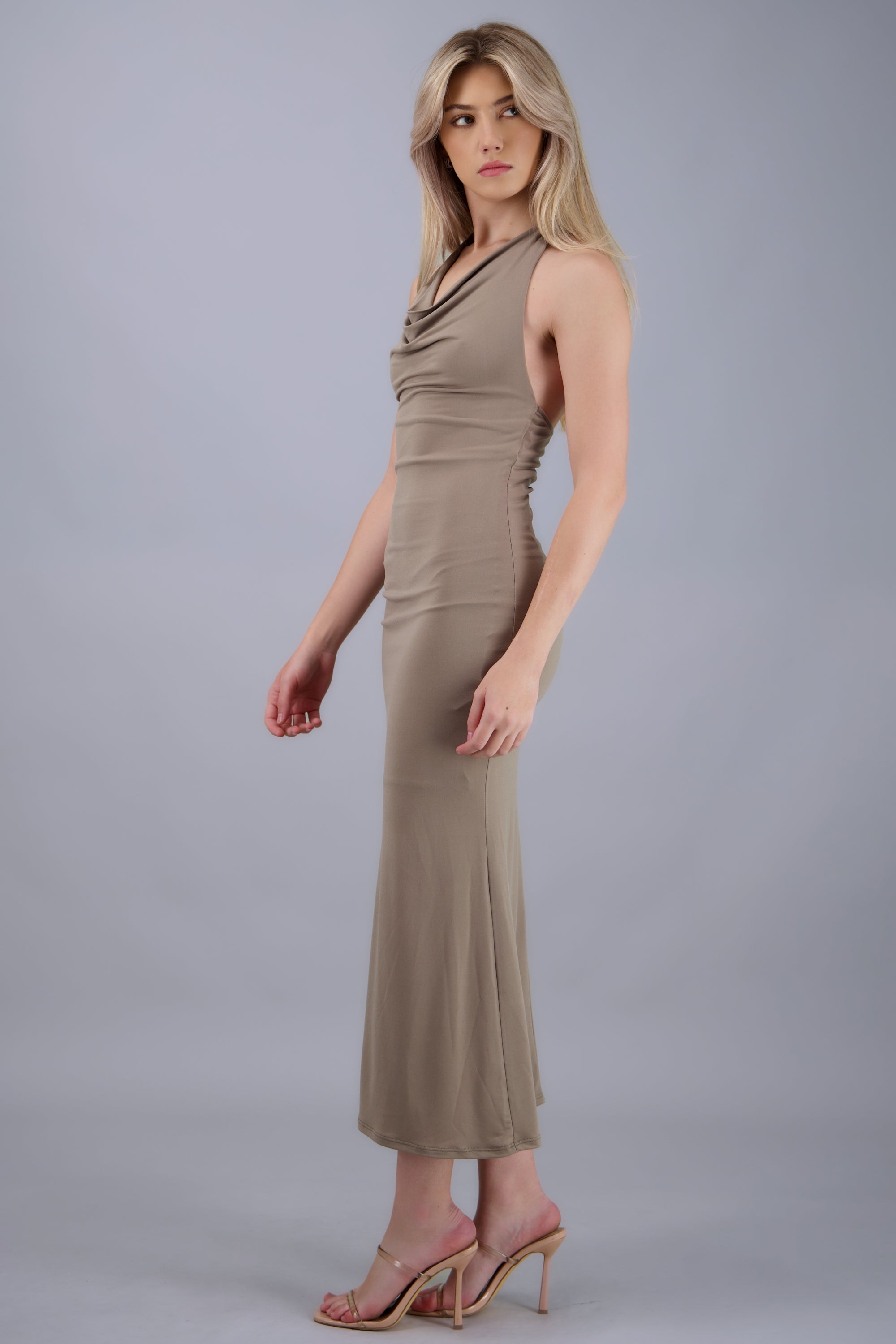 Vestido maxi halter escote columpio TAUPE