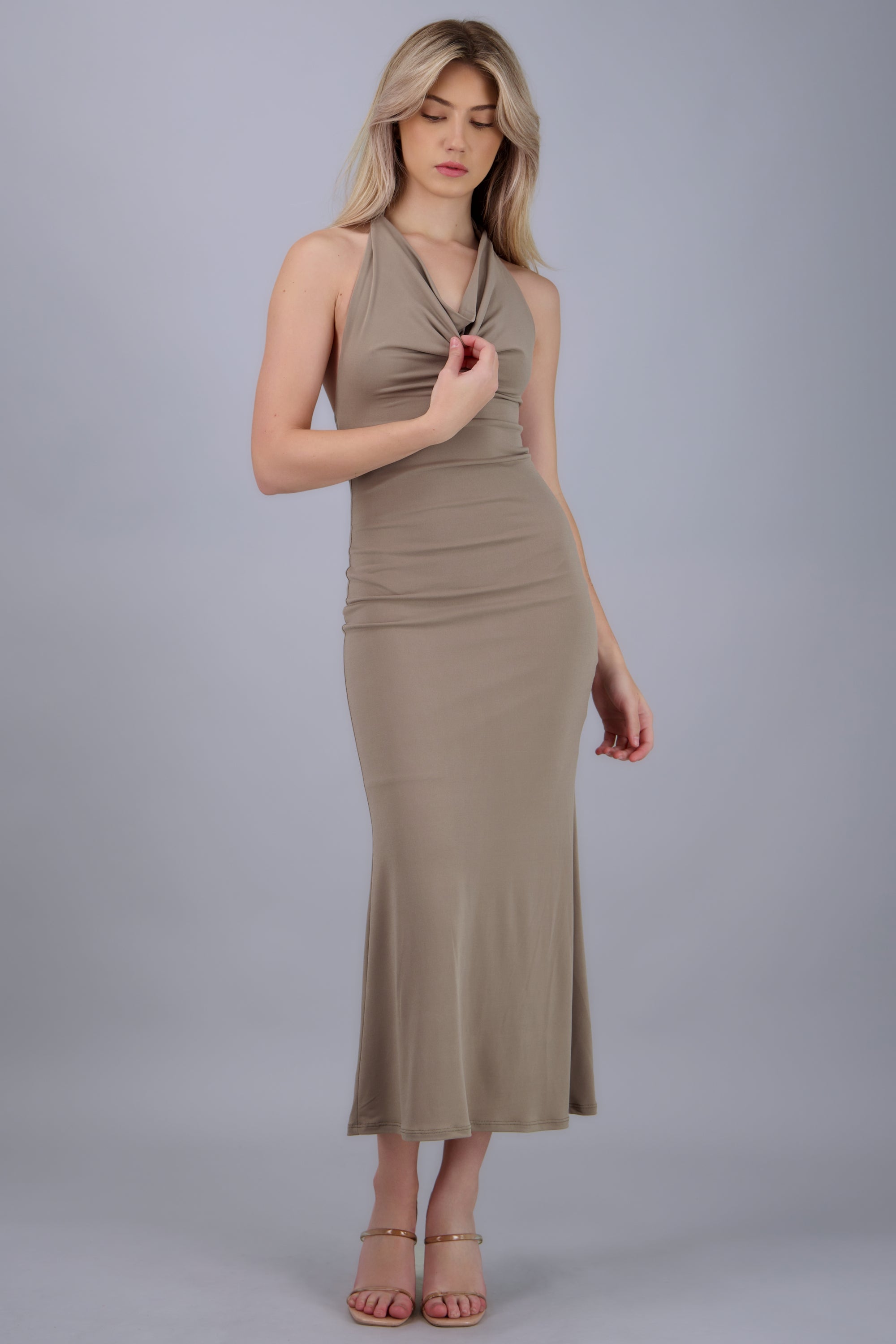 Vestido maxi halter escote columpio TAUPE