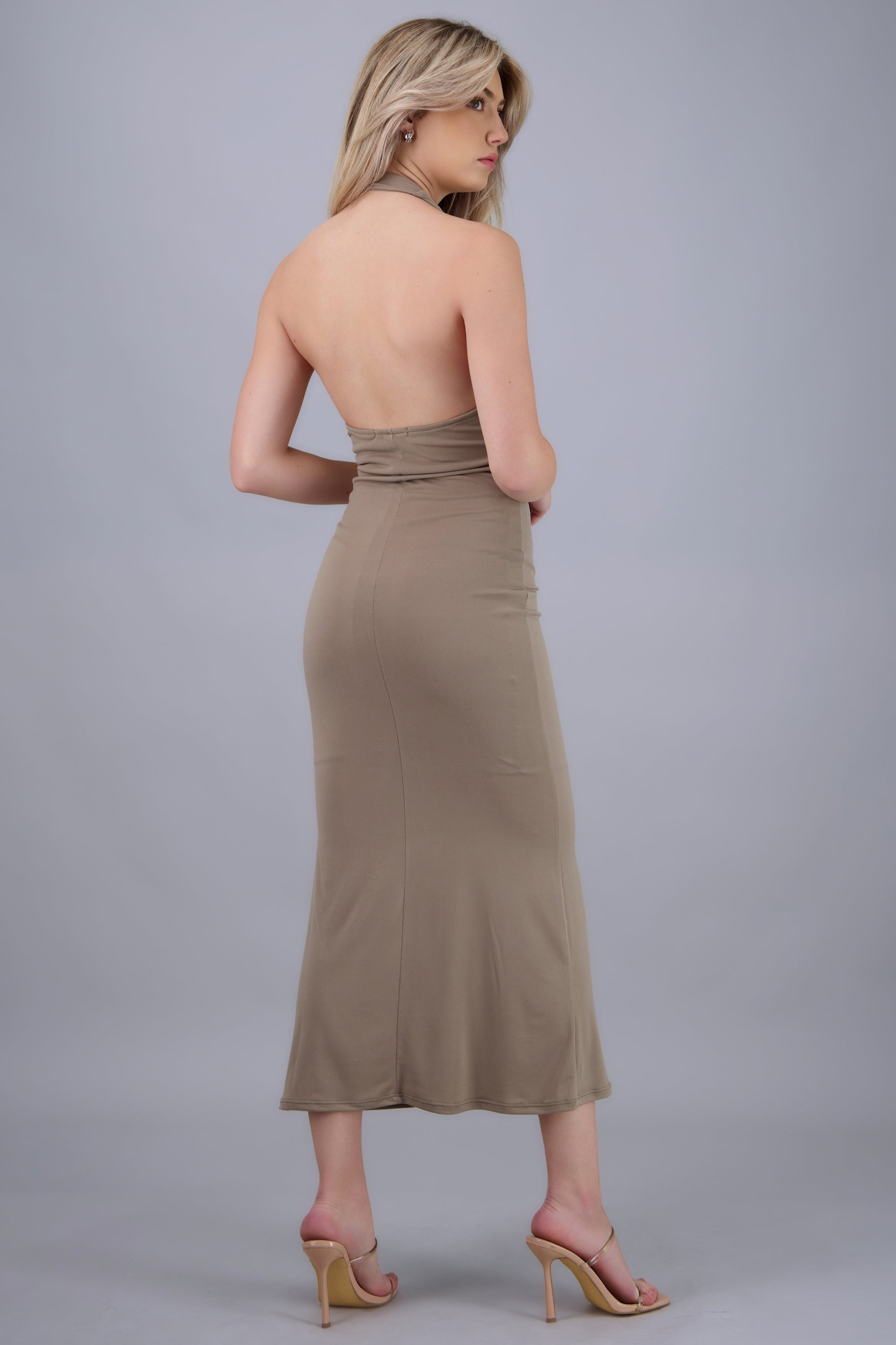Vestido maxi halter escote columpio TAUPE