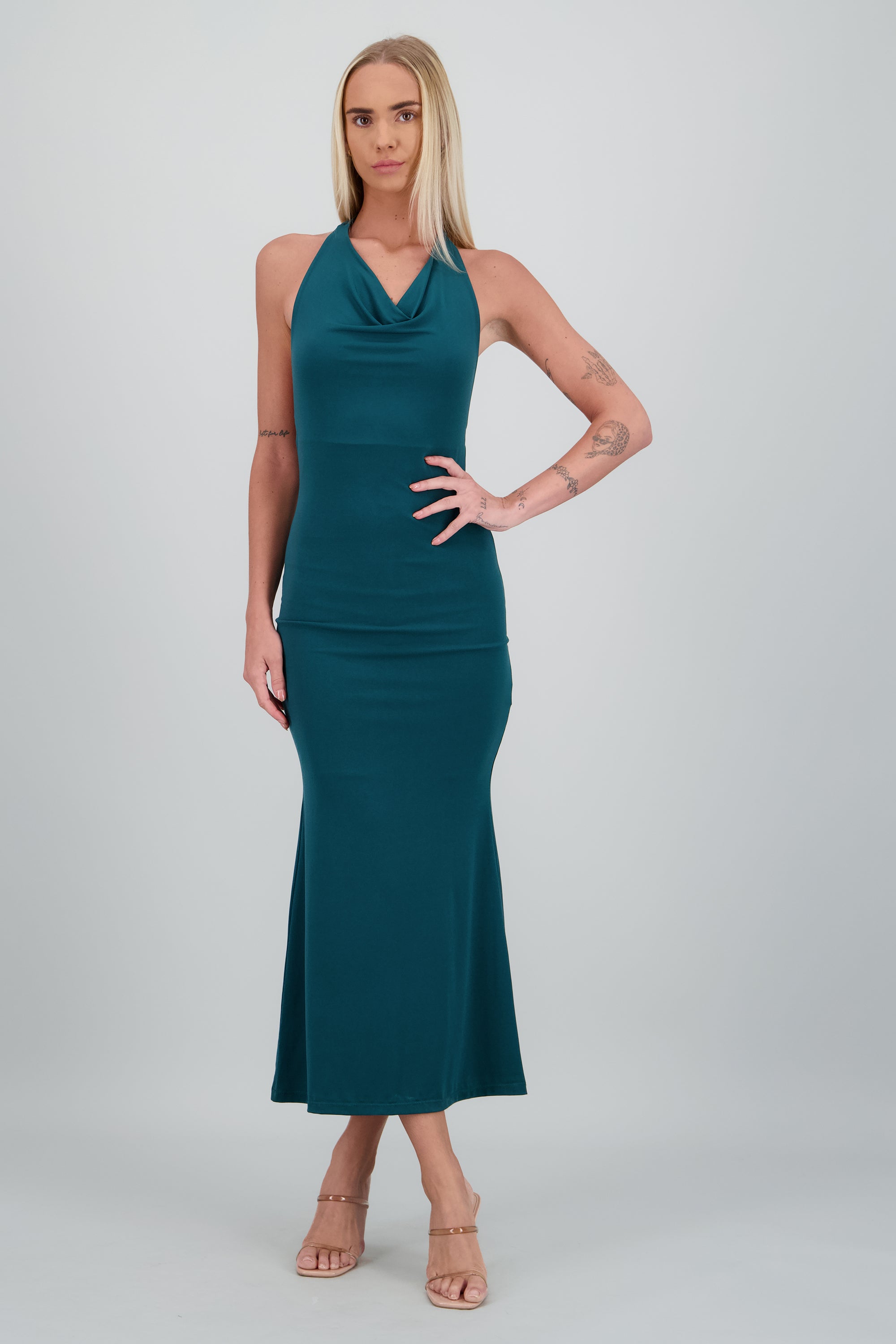 Vestido maxi halter escote columpio VERDE CAZADOR