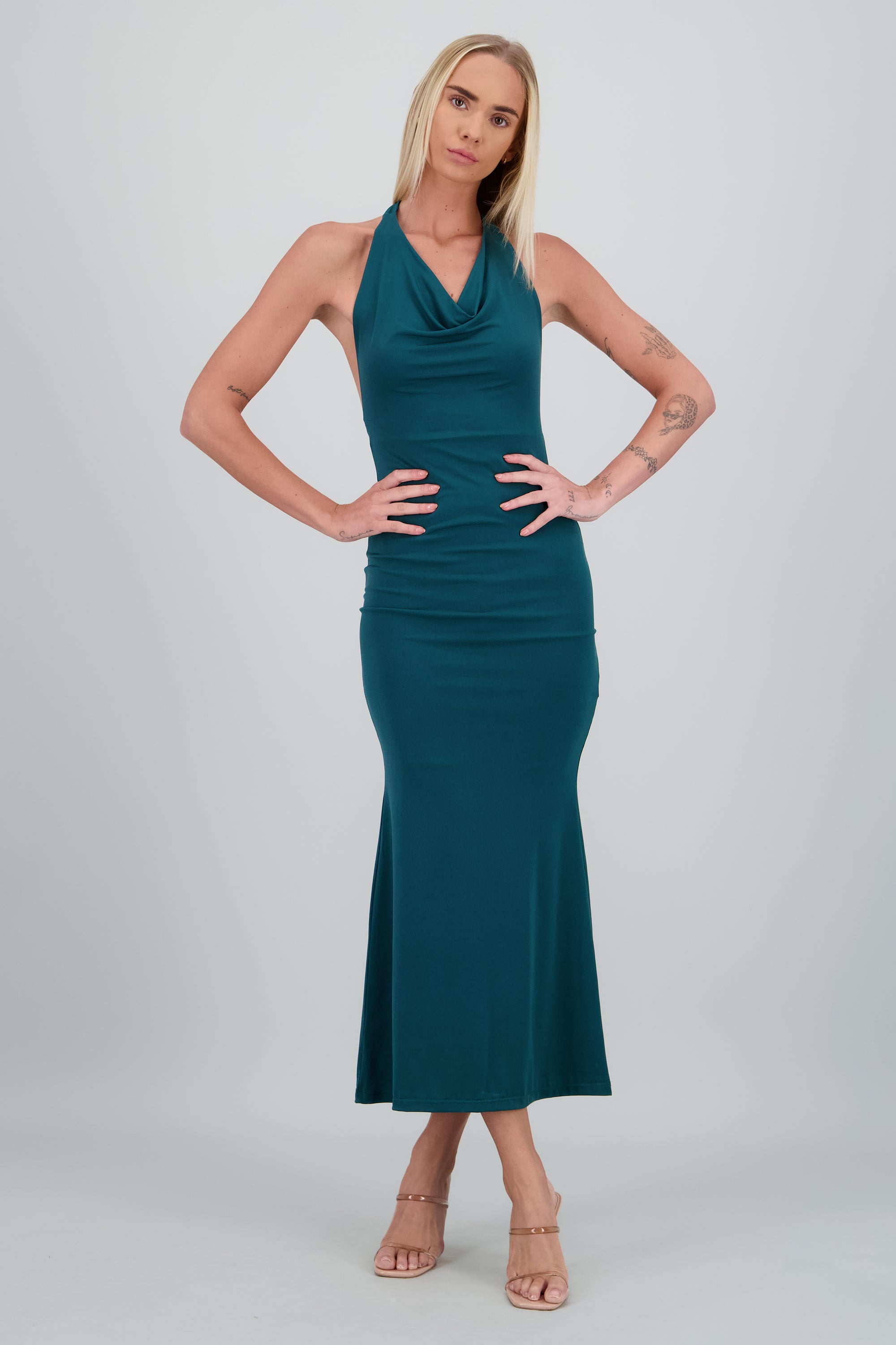 Vestido maxi halter escote columpio VERDE CAZADOR