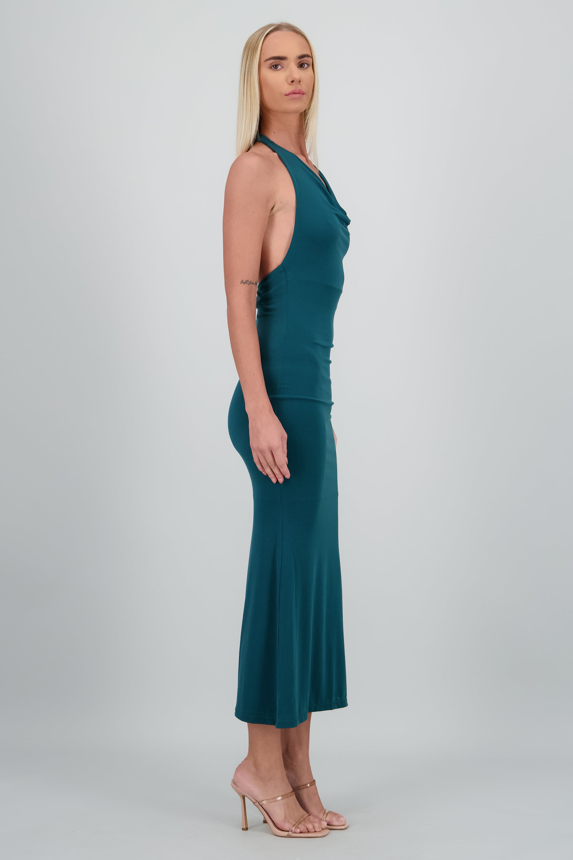 Vestido maxi halter escote columpio VERDE CAZADOR