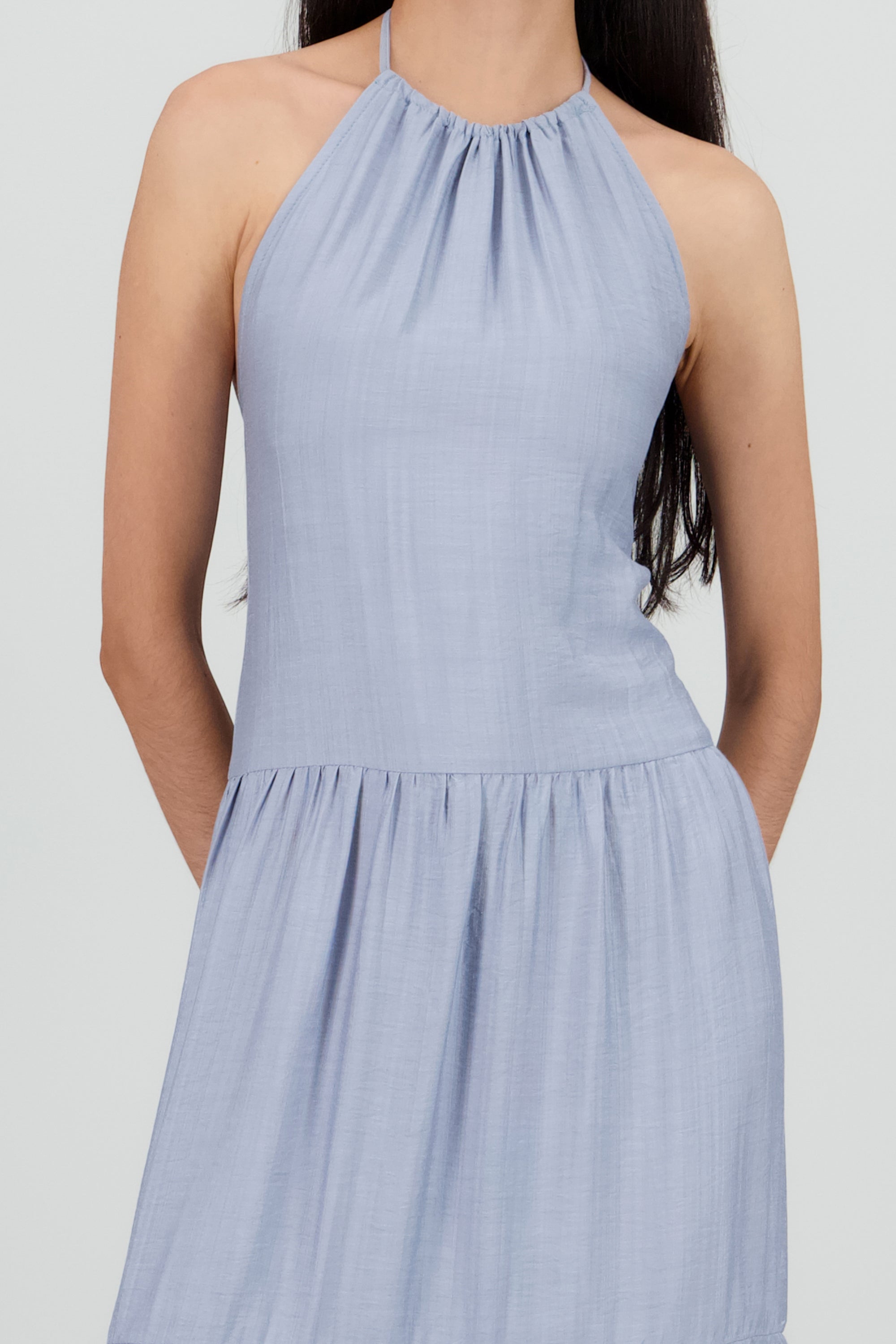 Vestido maxi halter con olanes AZUL PASTEL