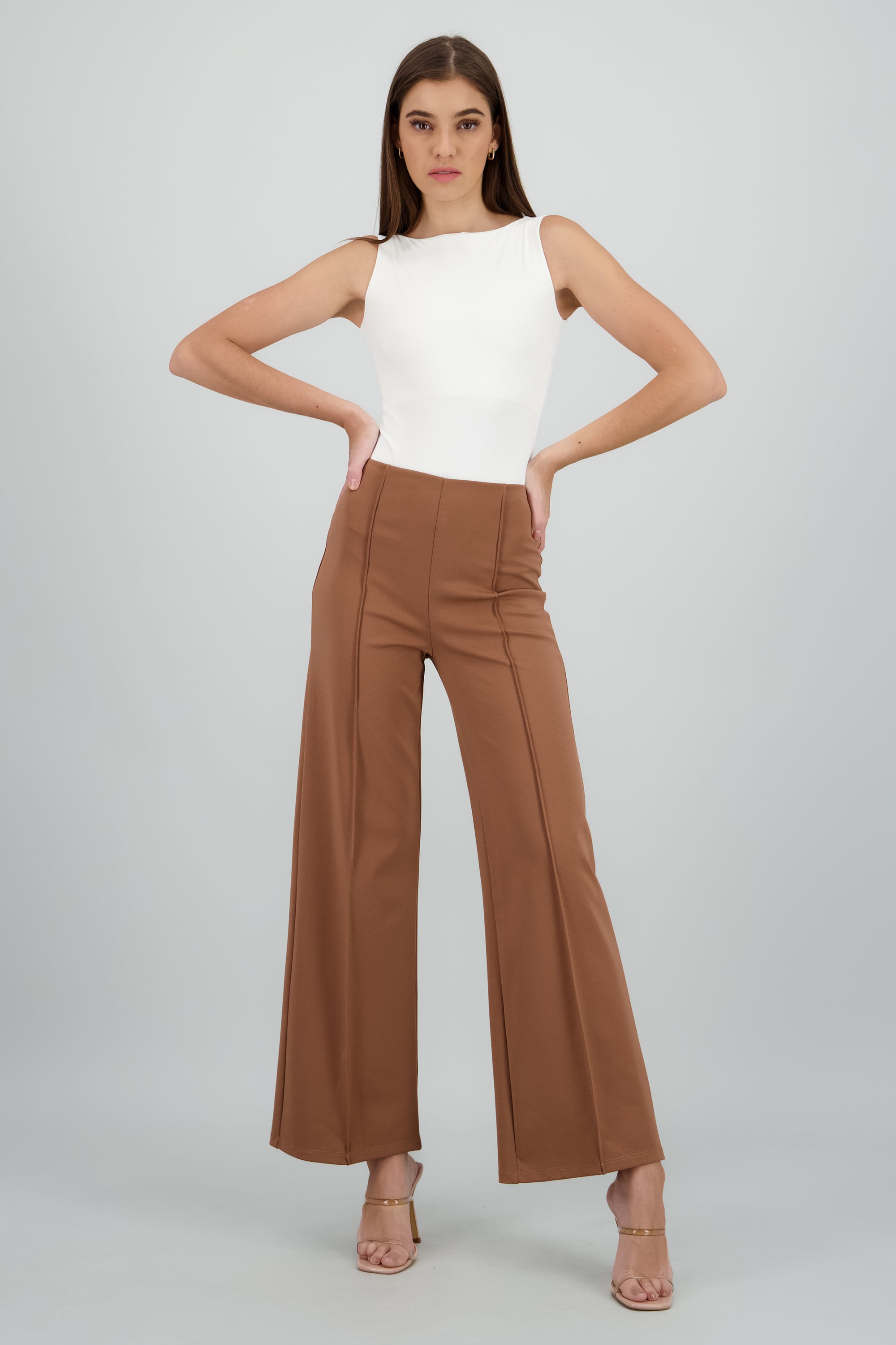Pantalon wide leg detalle costura CAMELLO