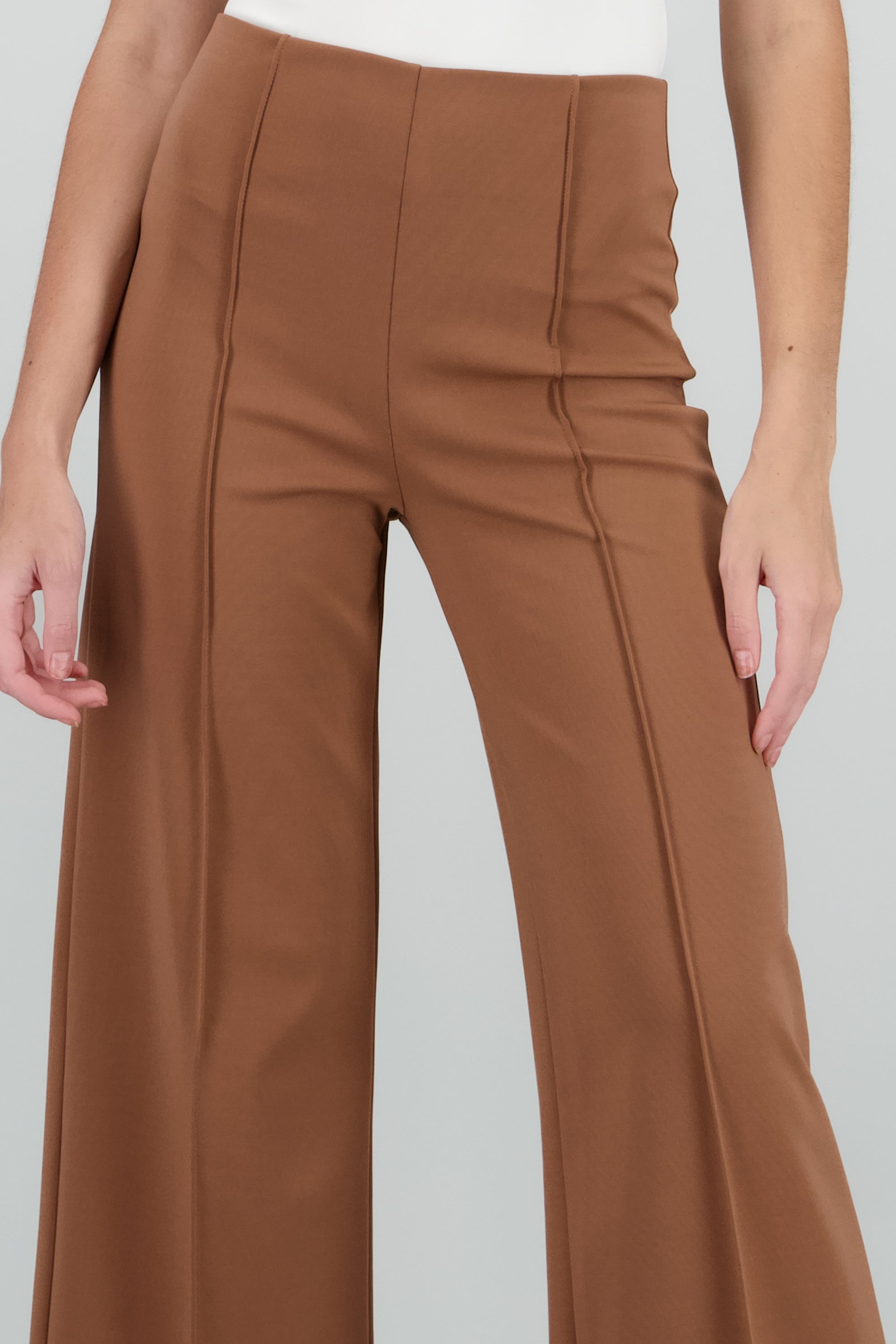 Pantalon wide leg detalle costura CAMELLO