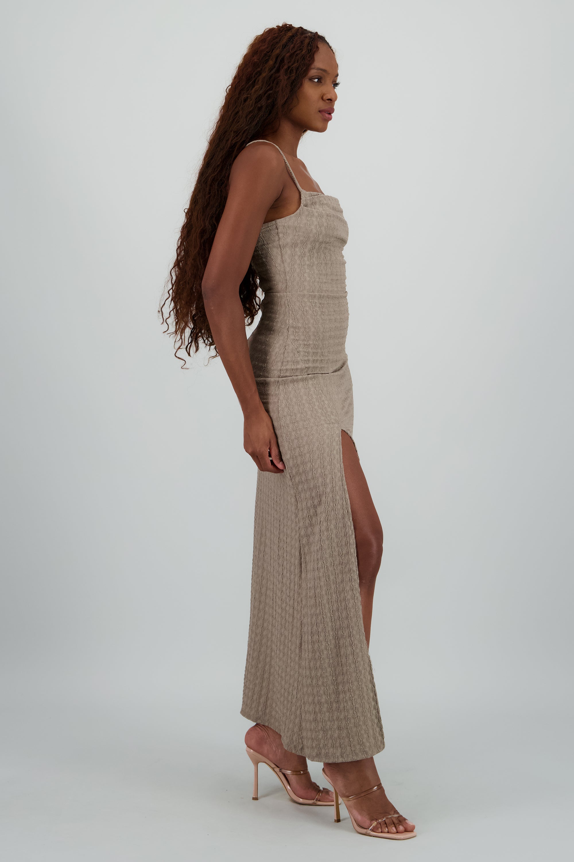 Vestido maxi de tirantes con abertura en espalda GREIGE