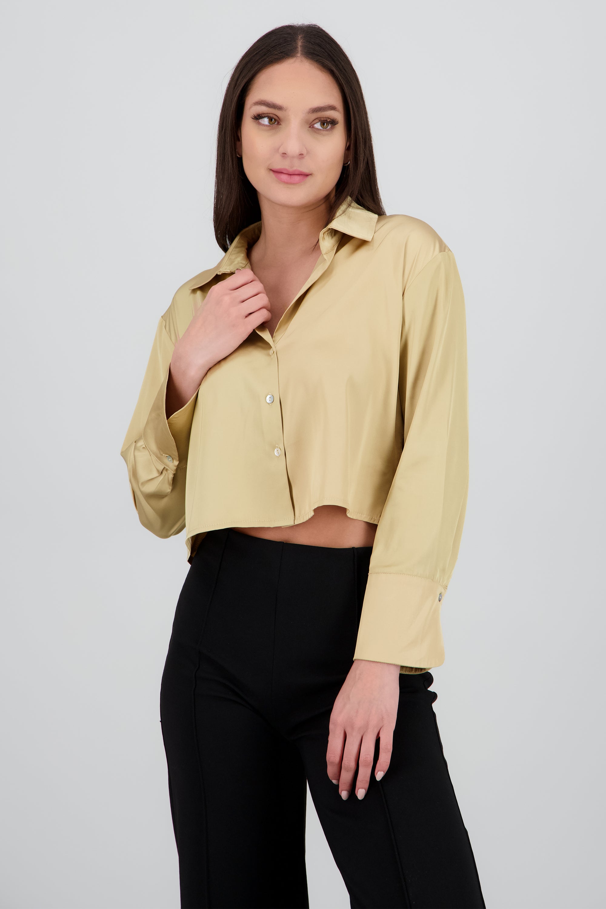 Camisa crop satinada manga larga BEIGE