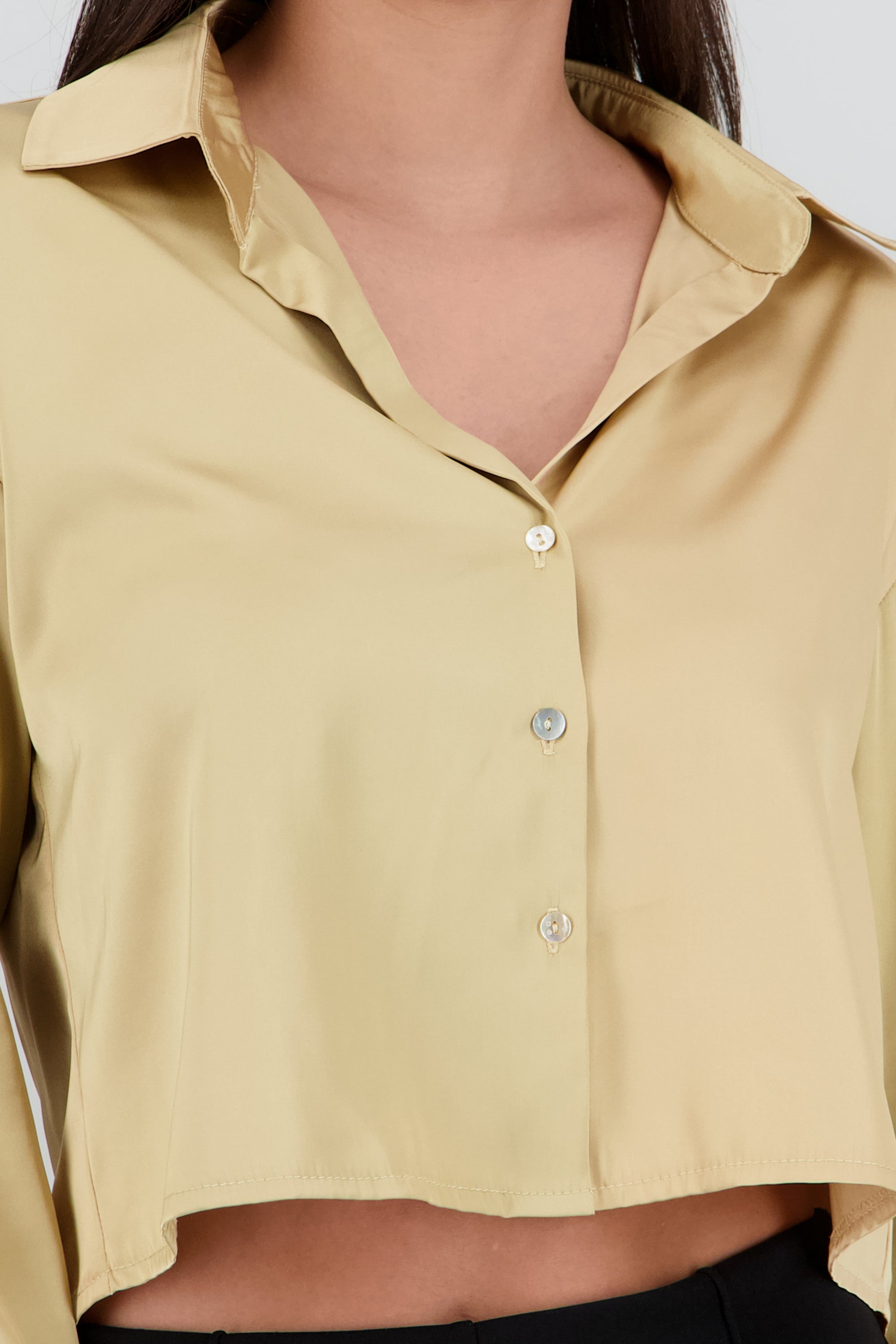 Camisa crop satinada manga larga BEIGE