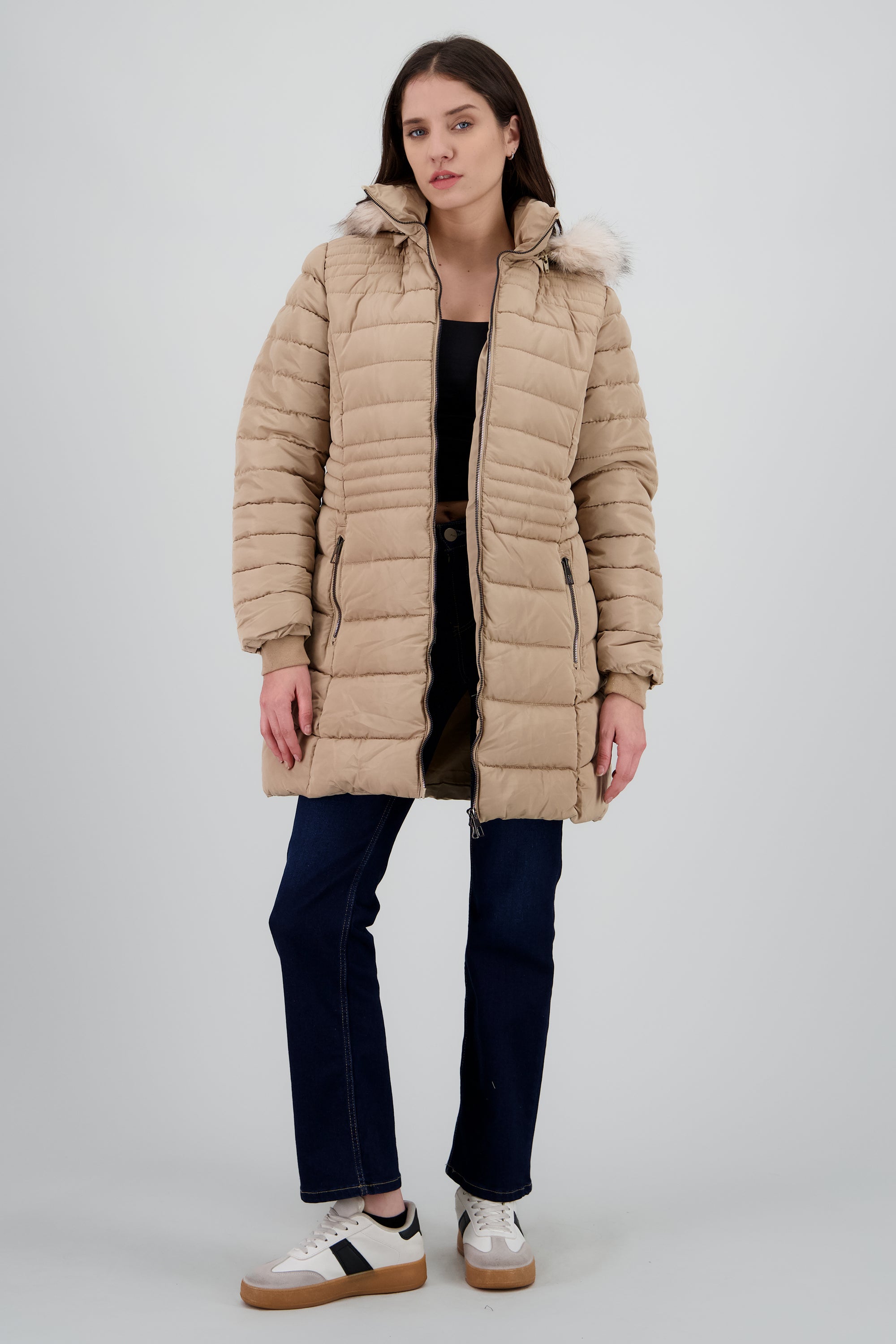 Chamarra puffer larga con peluche en gorro KHAKI