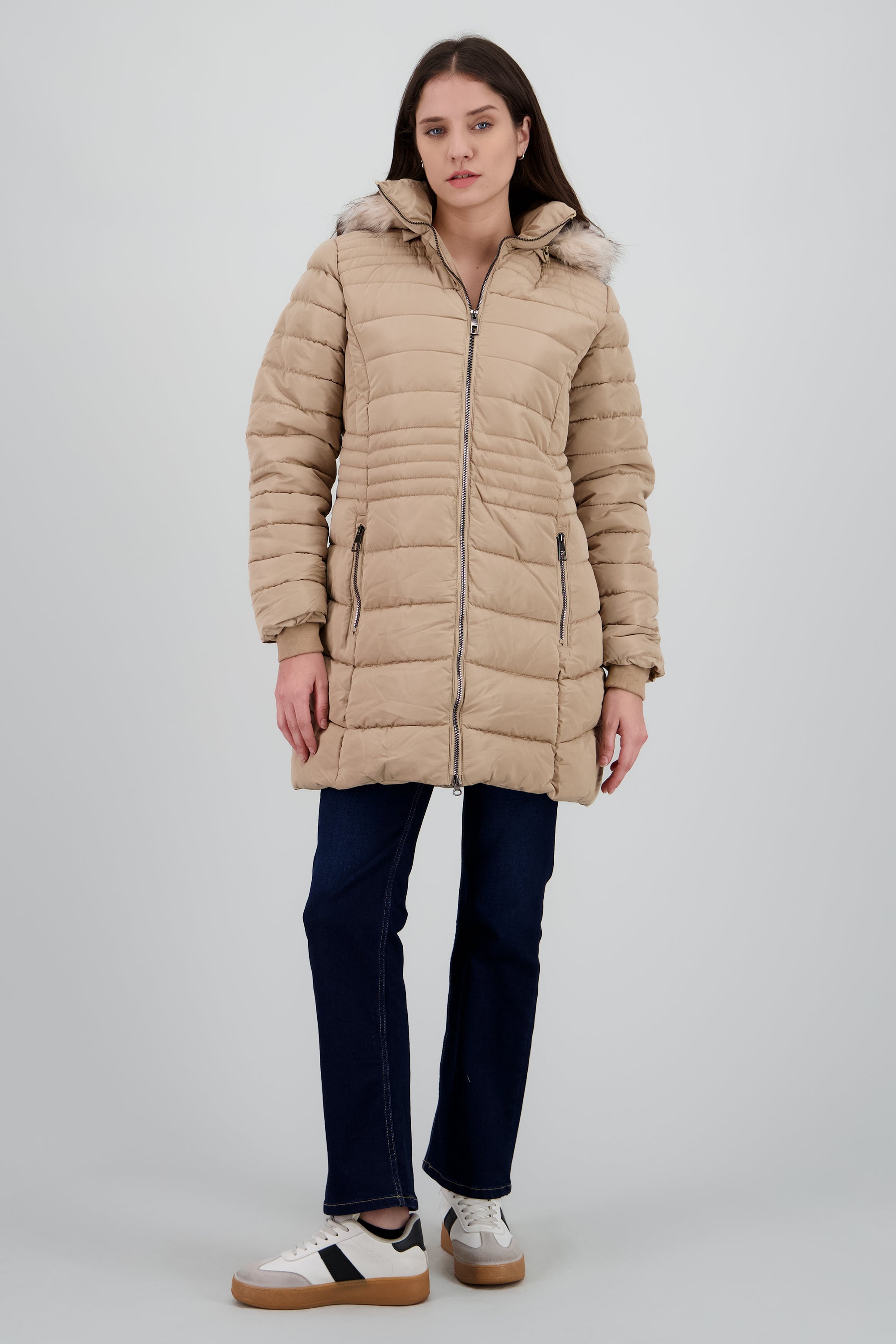 Chamarra puffer larga con peluche en gorro KHAKI